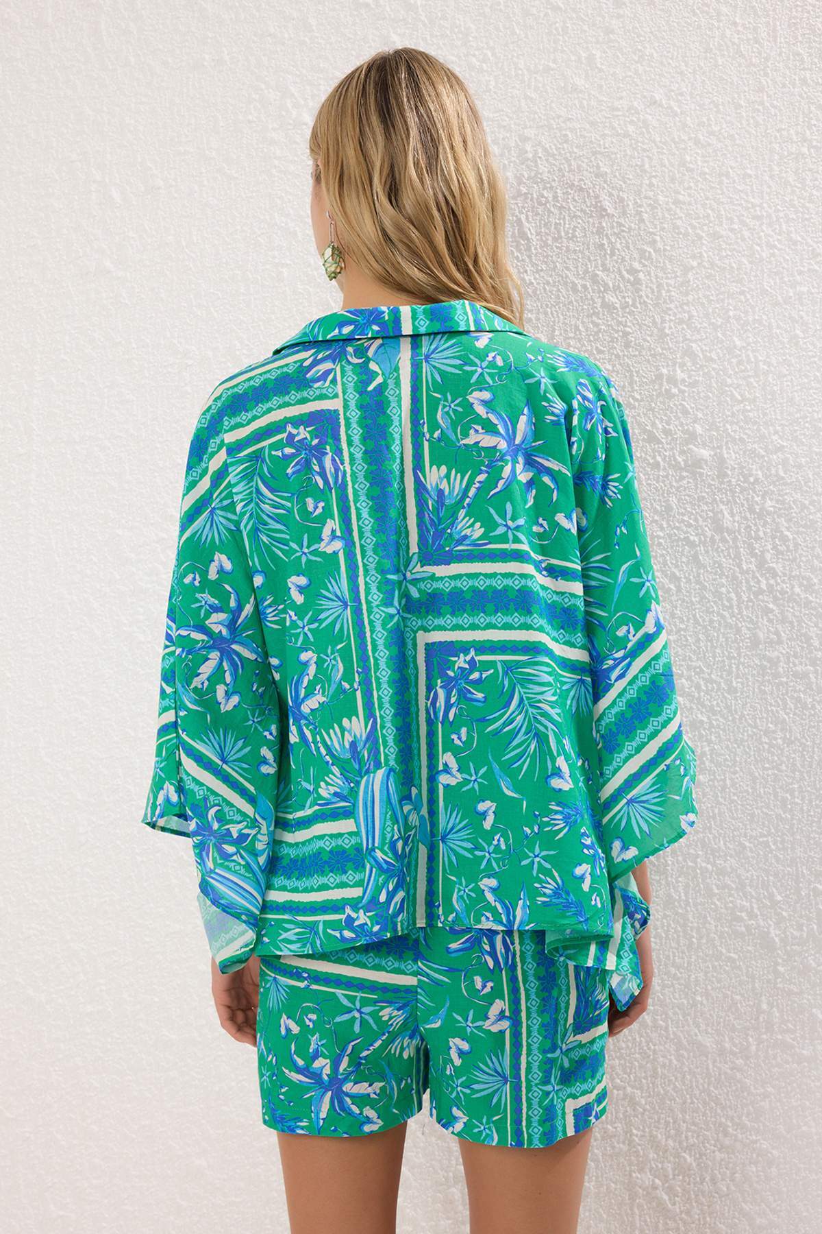 Trendyolmilla  Çiçek Desenli Dokuma %100 Pamuk Plaj Gömlek-Şort Takım TBESS25AU00033 - Görsel 4