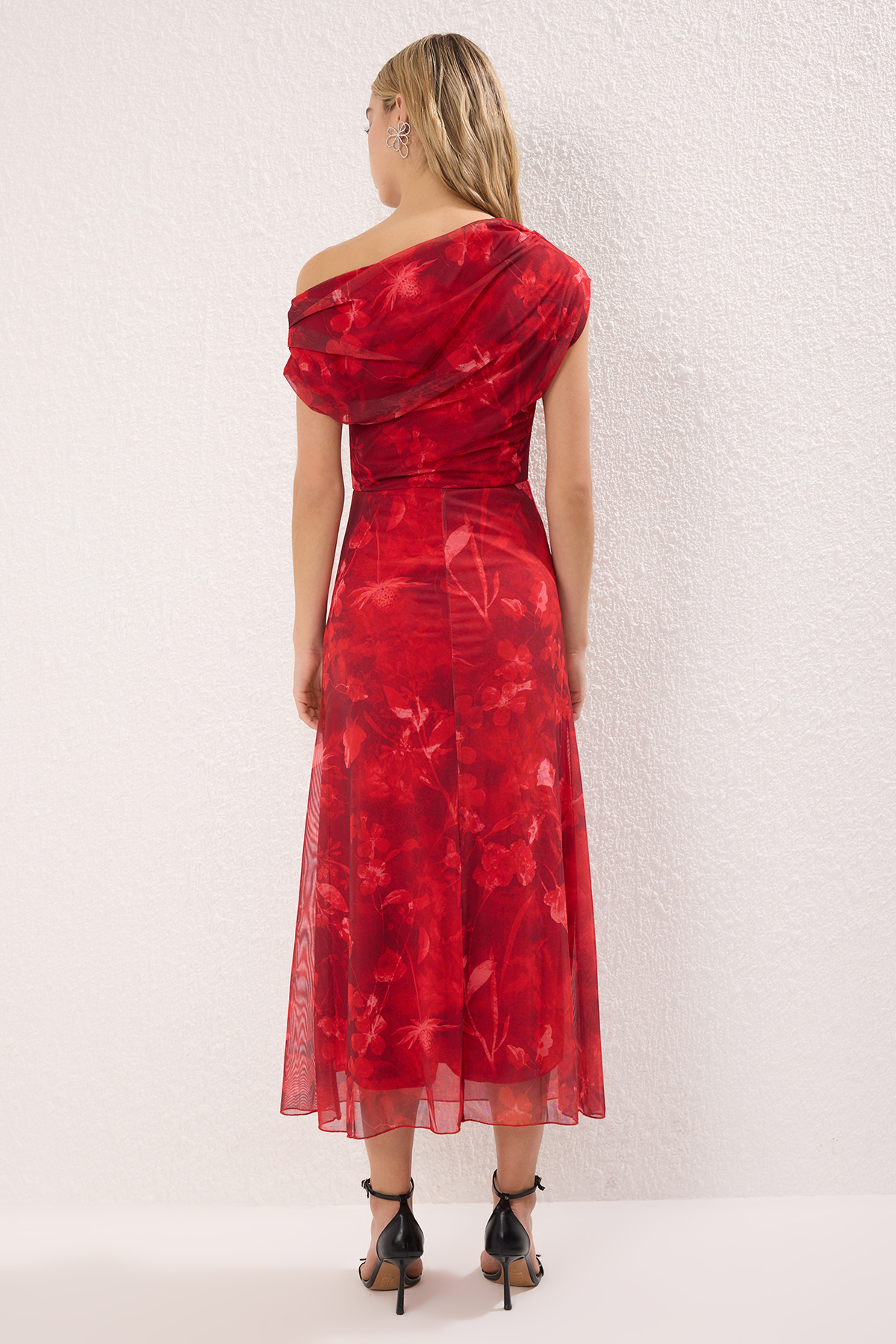 Trendyolmilla  Kırmızı-Çok Renkli Soyut Desenli Astarlı Tül Örme Midi Abiye Gece Mezuniyet Elbisesi TPRSS25EL00015 - Görsel 4