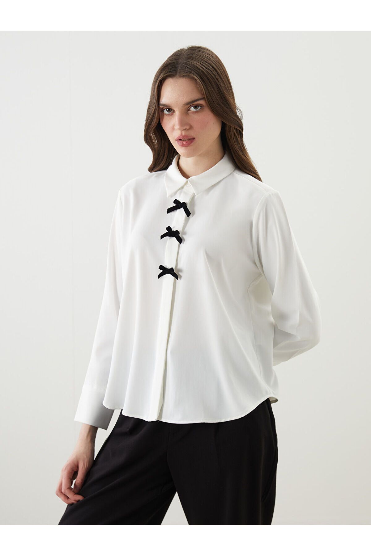 LC Waikiki Loose Fit Fiyonk Detaylı Kadın Gömlek
