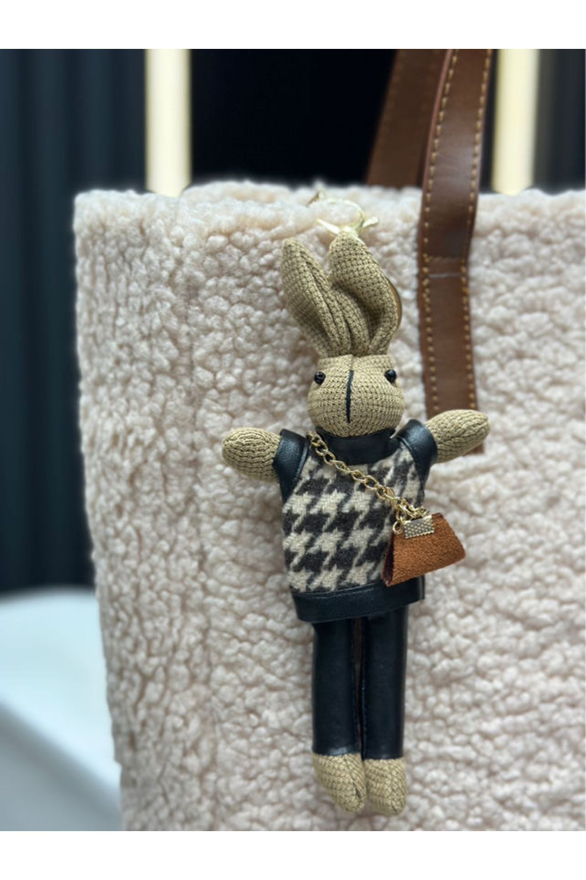 Assia Atelier Tavşan Figürlü Mini Çantalı Şık Çanta Süsü Anahtarlık Charm – Tüvit Kıyafetli Sevimli Aksesuar
