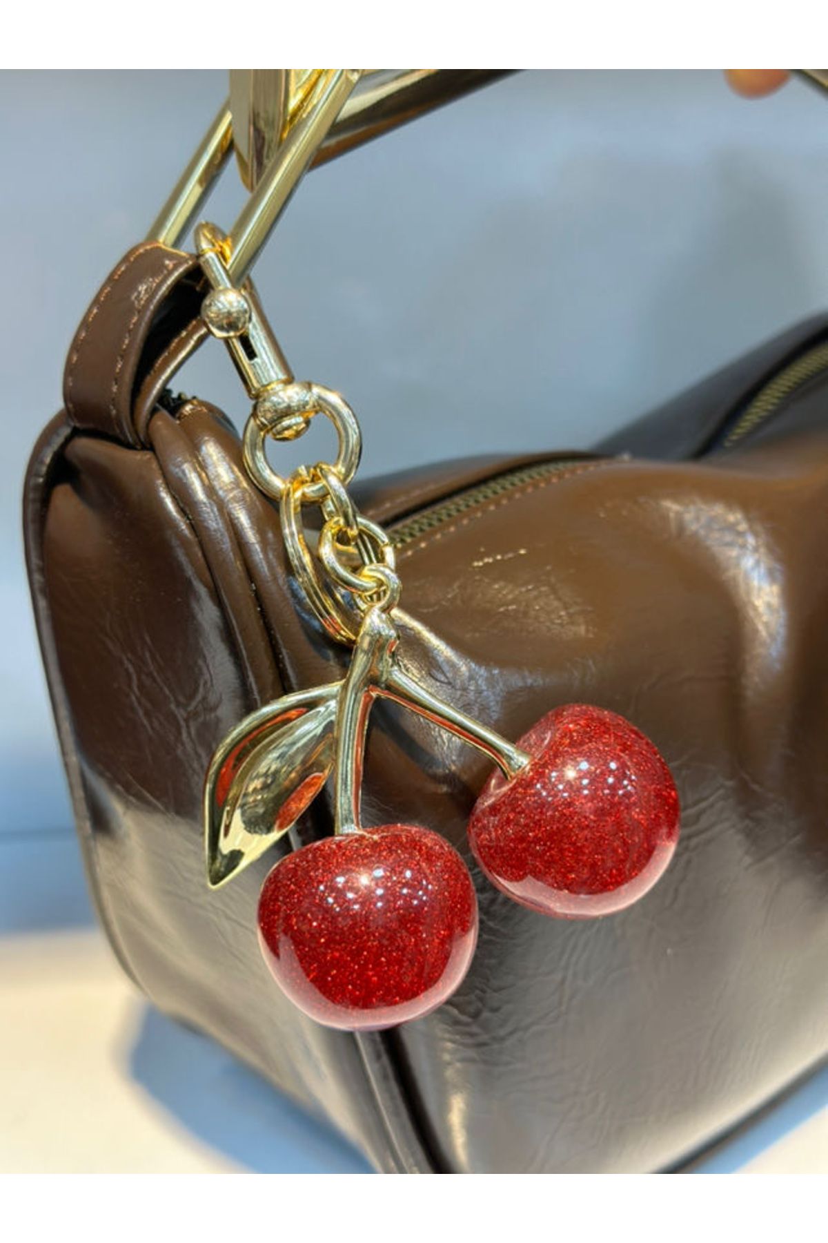 Assia Atelier Parlak Kırmızı Kiraz Figürlü Gold Detaylı Çanta Süsü & Anahtarlık Charm – Işıltılı Meyve Aksesuar