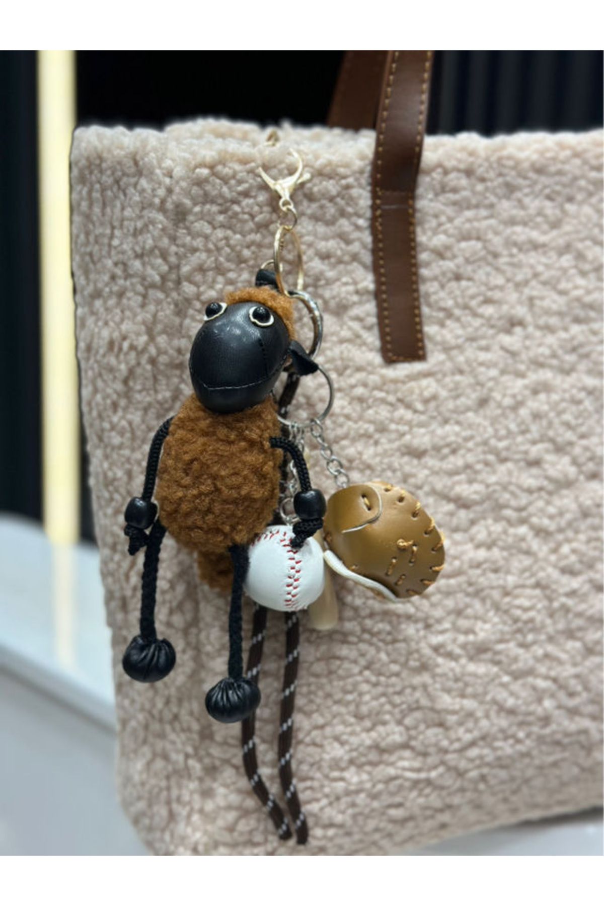 Assia Atelier Koyun Figürlü Beyzbol Temalı Sevimli Çanta Süsü & Anahtarlık Charm – Peluş ve Spor Detaylı Aksesuar