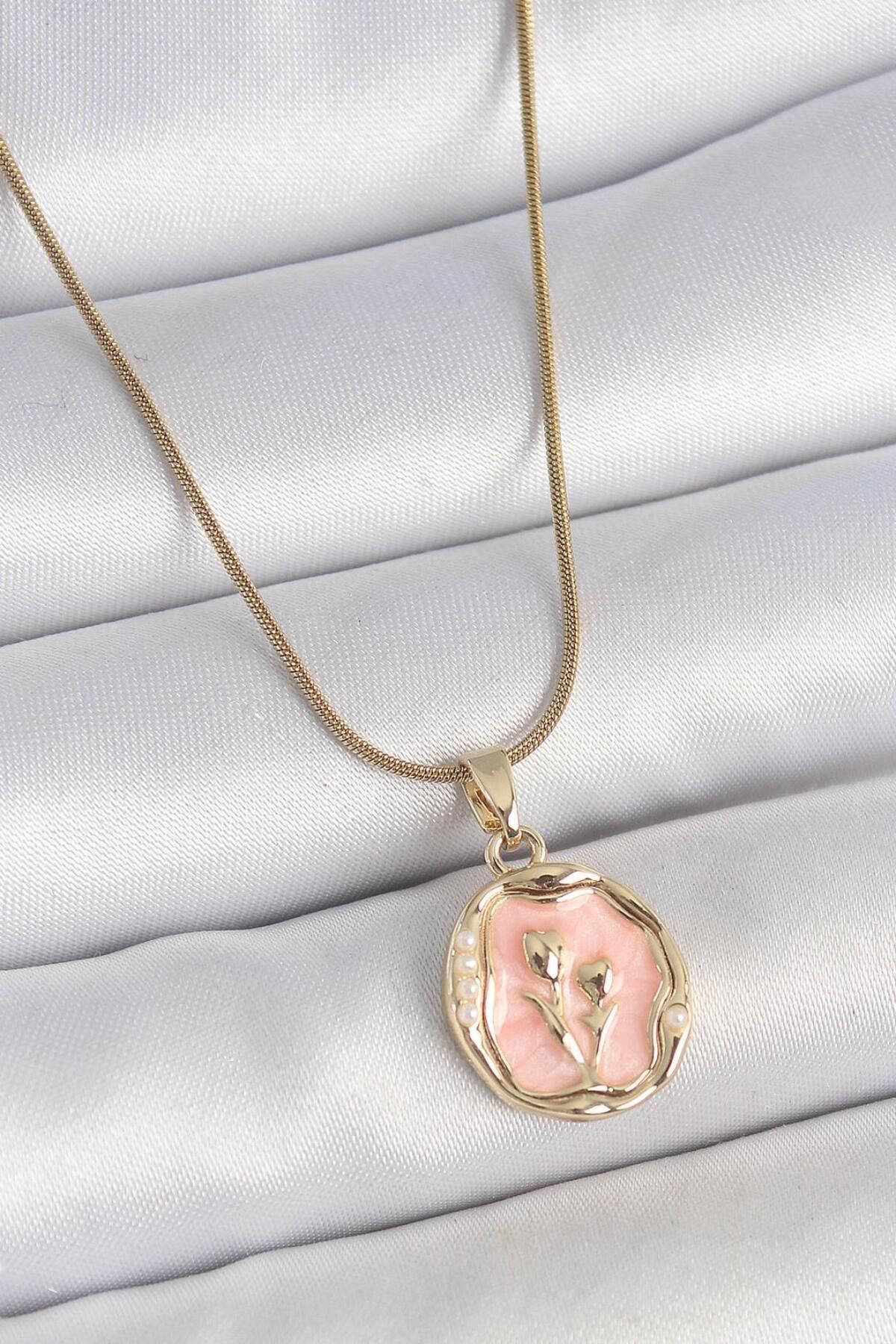 FREE & FEARLESS 316L Çelik Gold Renk Zincir Pembe Mineli Çiçek İşlemeli Portre Model Kadın Kolye