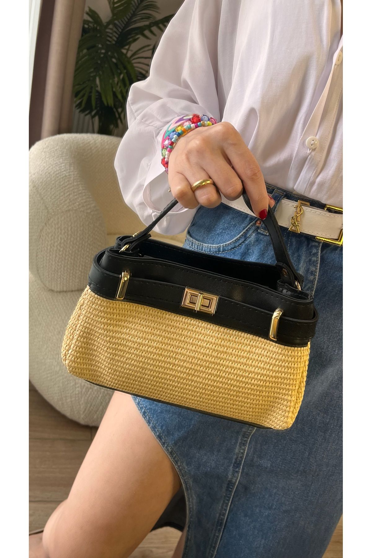 Assia Atelier Gold Detaylı Zincir Askılı Yazlık Hasır Mini El ve Omuz Çantası – Şık ve Hafif Tasarım Bohem Tarz