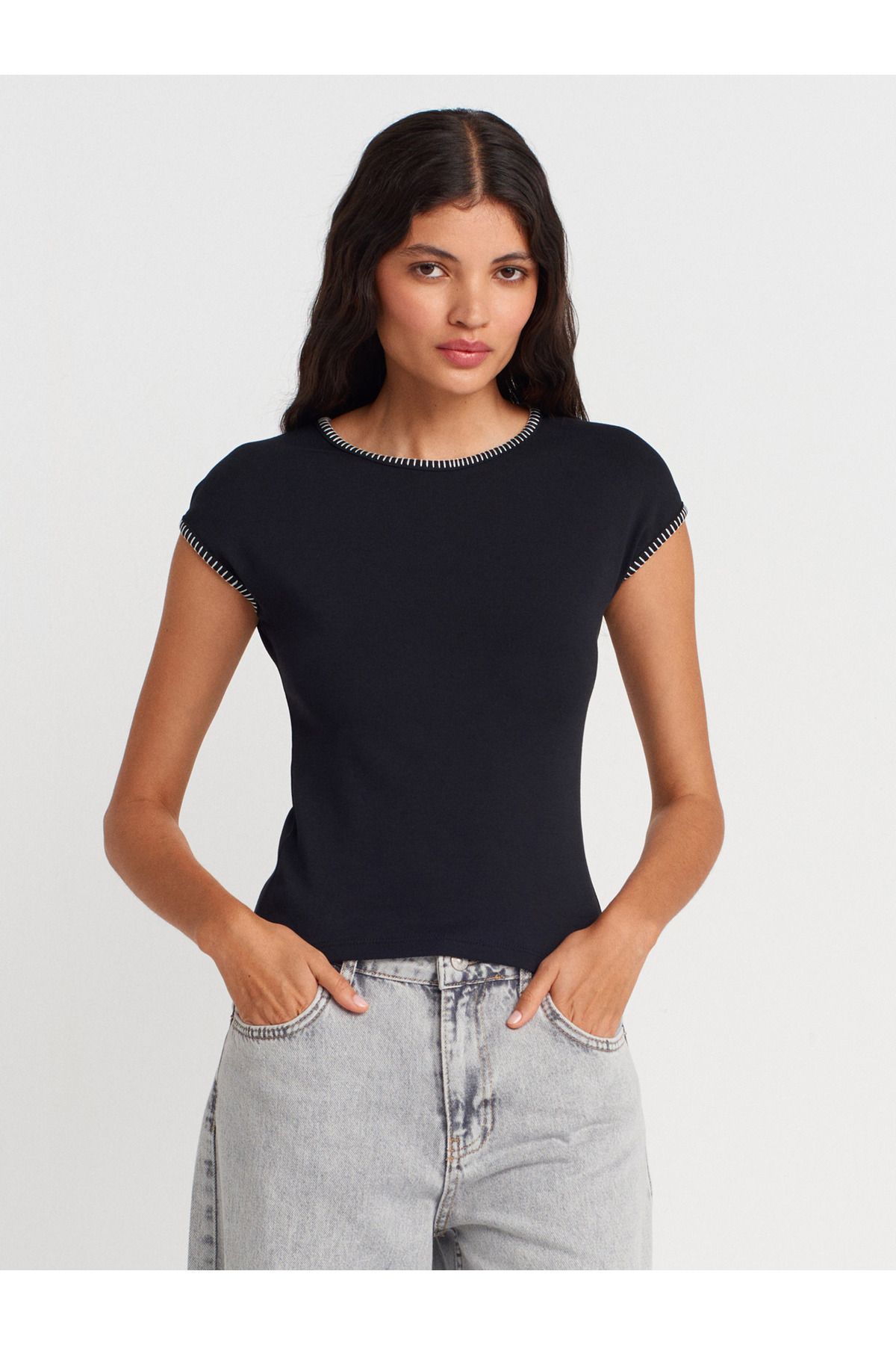 Dilvin 31814 Kontrast Dikiş Detaylı T-Shirt-Siyah