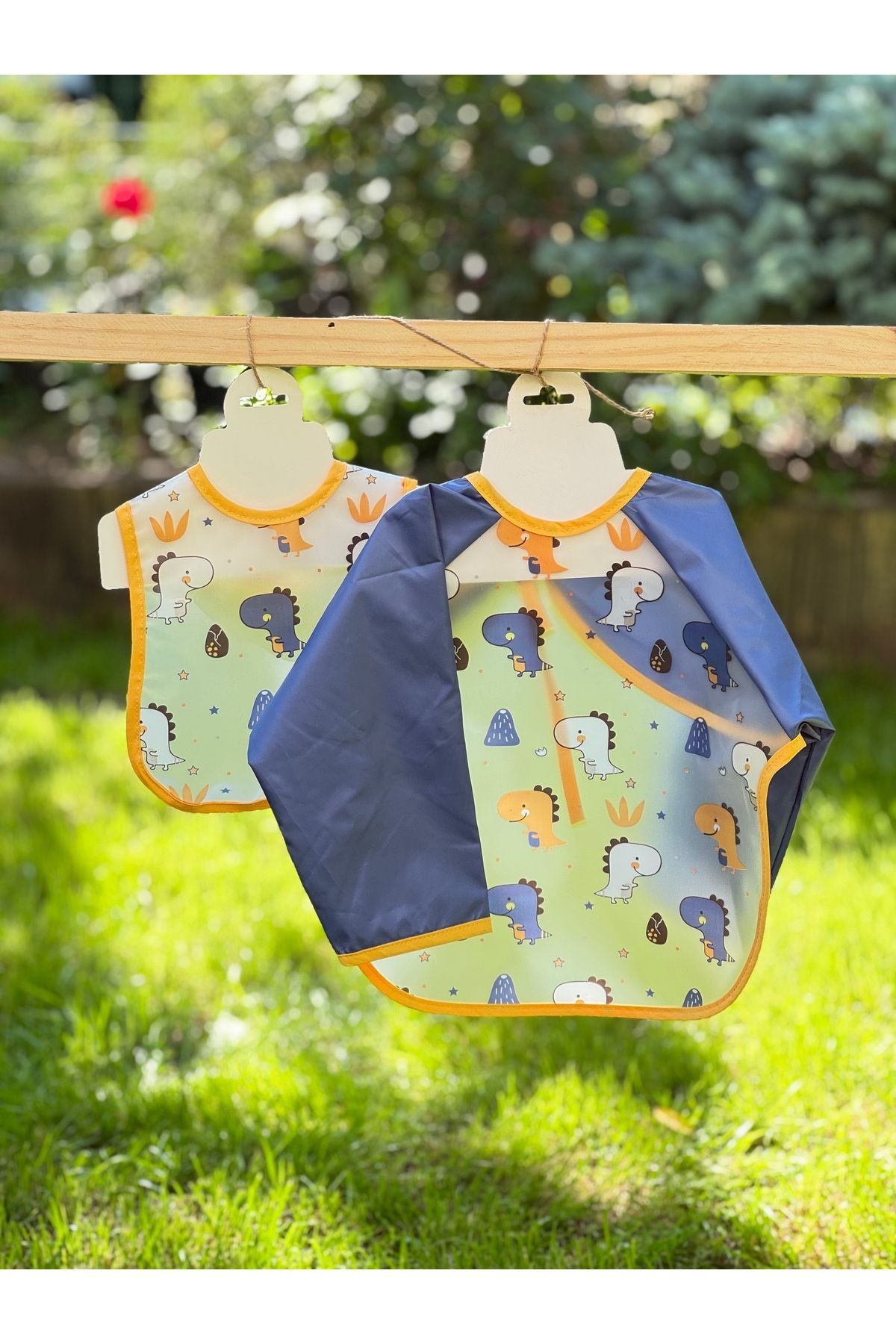 BETSY STUDIO Bebek Mama ve Aktivite Önlüğü Seti | 2’li Şeffaf Sıvı Geçirmez Önlük Set | Dinozor Desenli (6-18Ay)