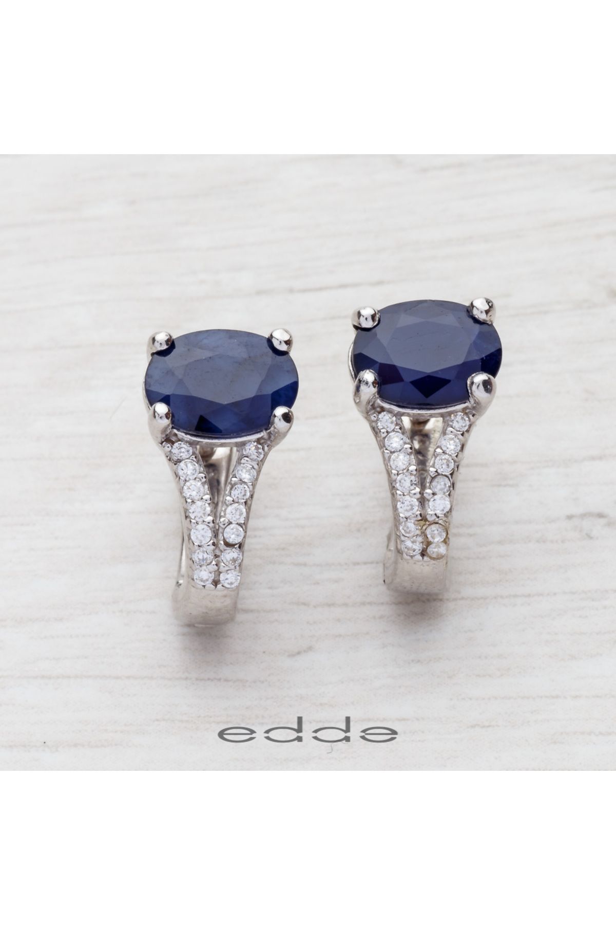GÜMÜŞ DÜNYASI 925 AYAR Gümüş Rodyum Kaplamalı Atom Beyaz Zirkon ve Oval Tek SAFİR Taşlı Kadın KÜPE