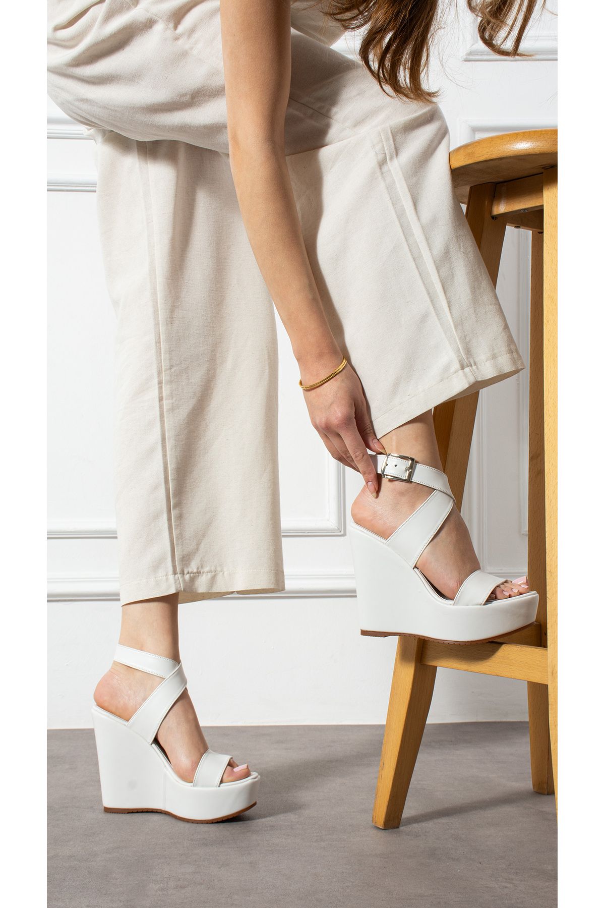 Sibel Shoes David Beyaz Dolgu Topuk Sandalet