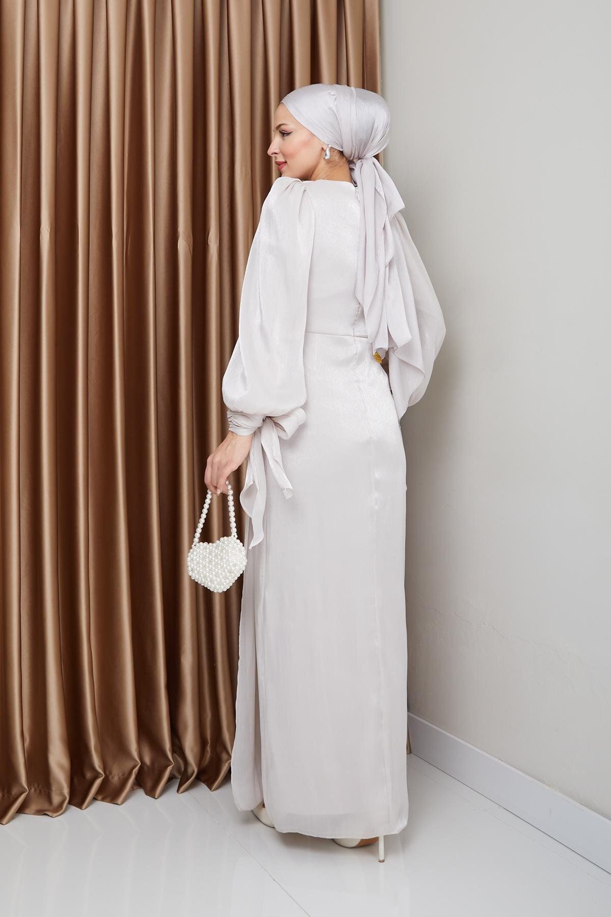 Olcay-Yoryo-Abendkleid aus Seide mit Hijab-Motiv – Volant- und Schleifendetail, Ärmelschnürung aus Stein 1224 7