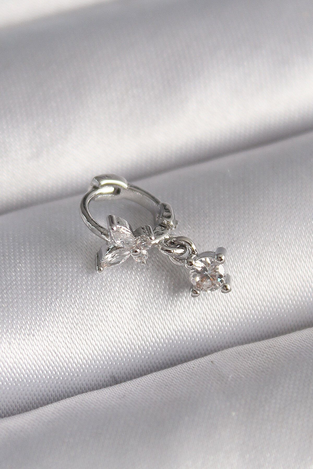 melfxxl eticaret 316L Çelik Gümüş Renk Zirkon Taşlı Kelebek Model Sallantı Detay Tragus Piercing - Lisinya