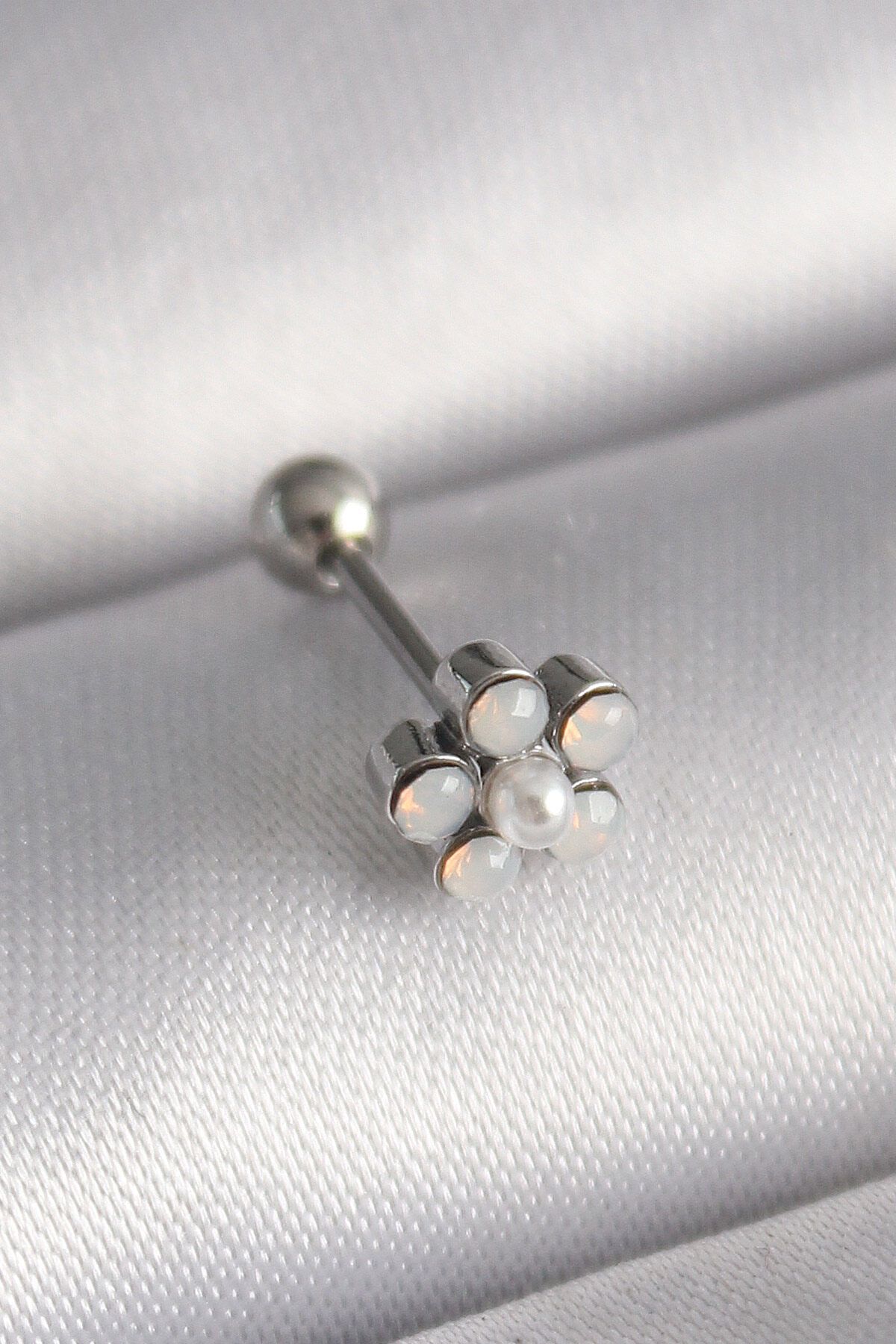 melfxxl eticaret 316L Çelik Gümüş Renk Zirkon Taşlı Çiçek Model Tragus Piercing - Lisinya