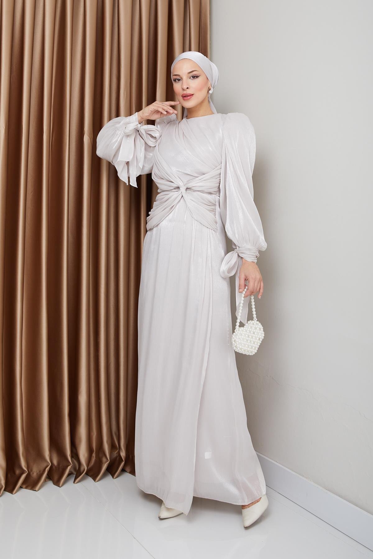 Olcay-Yoryo-Abendkleid aus Seide mit Hijab-Motiv – Volant- und Schleifendetail, Ärmelschnürung aus Stein 1224 6