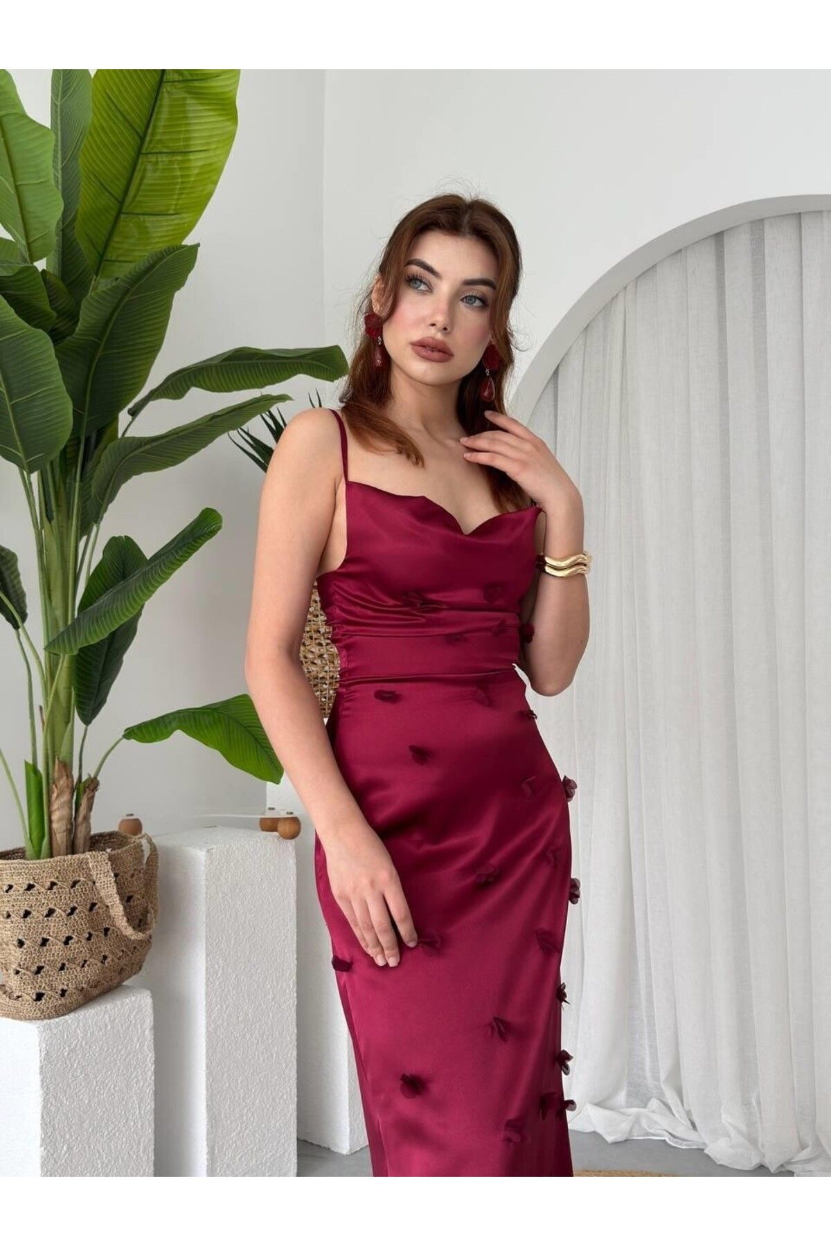Julidress 3 Boyutlu Çiçek Detaylı Degaje Yaka Midi Boy Premium Saten Elbise