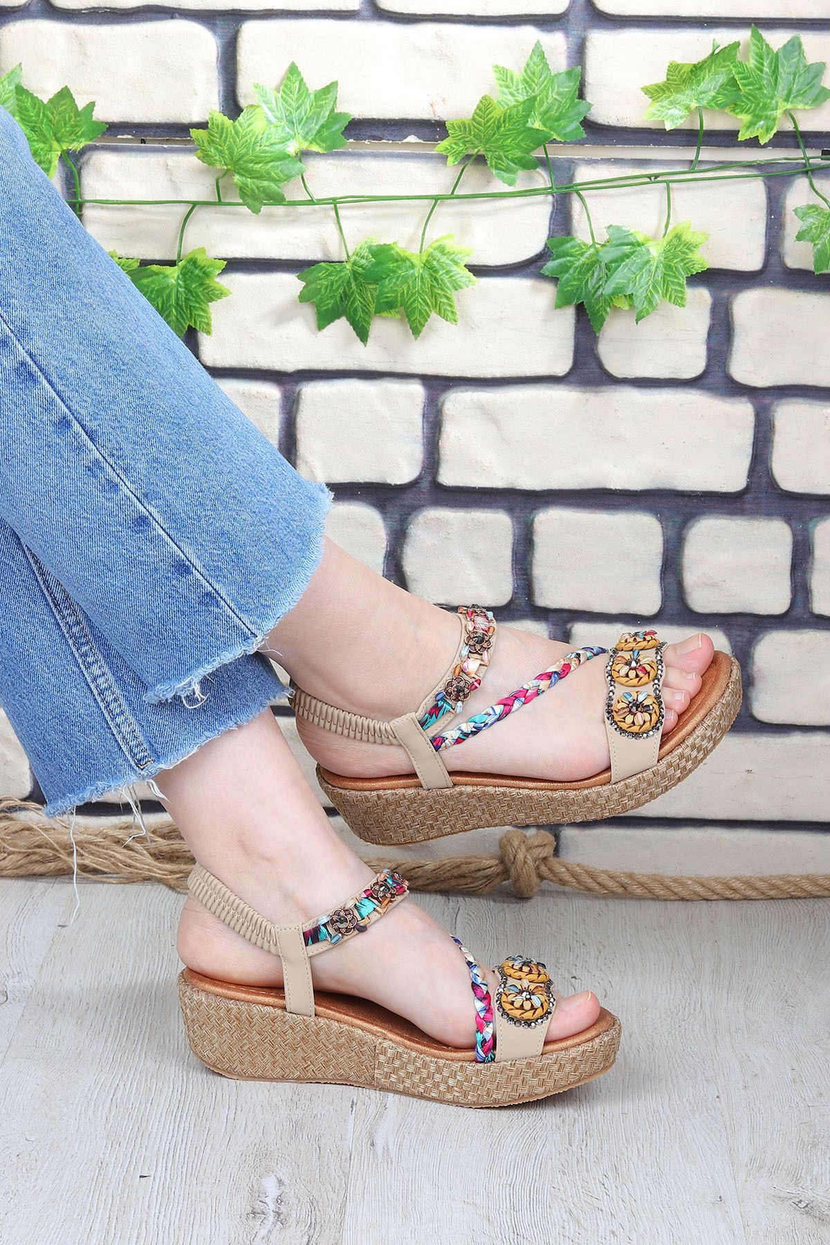 Vojo Daisy Rahat Taban Taş Boncuk Detaylı Lastikli Kadın Sandalet Bej