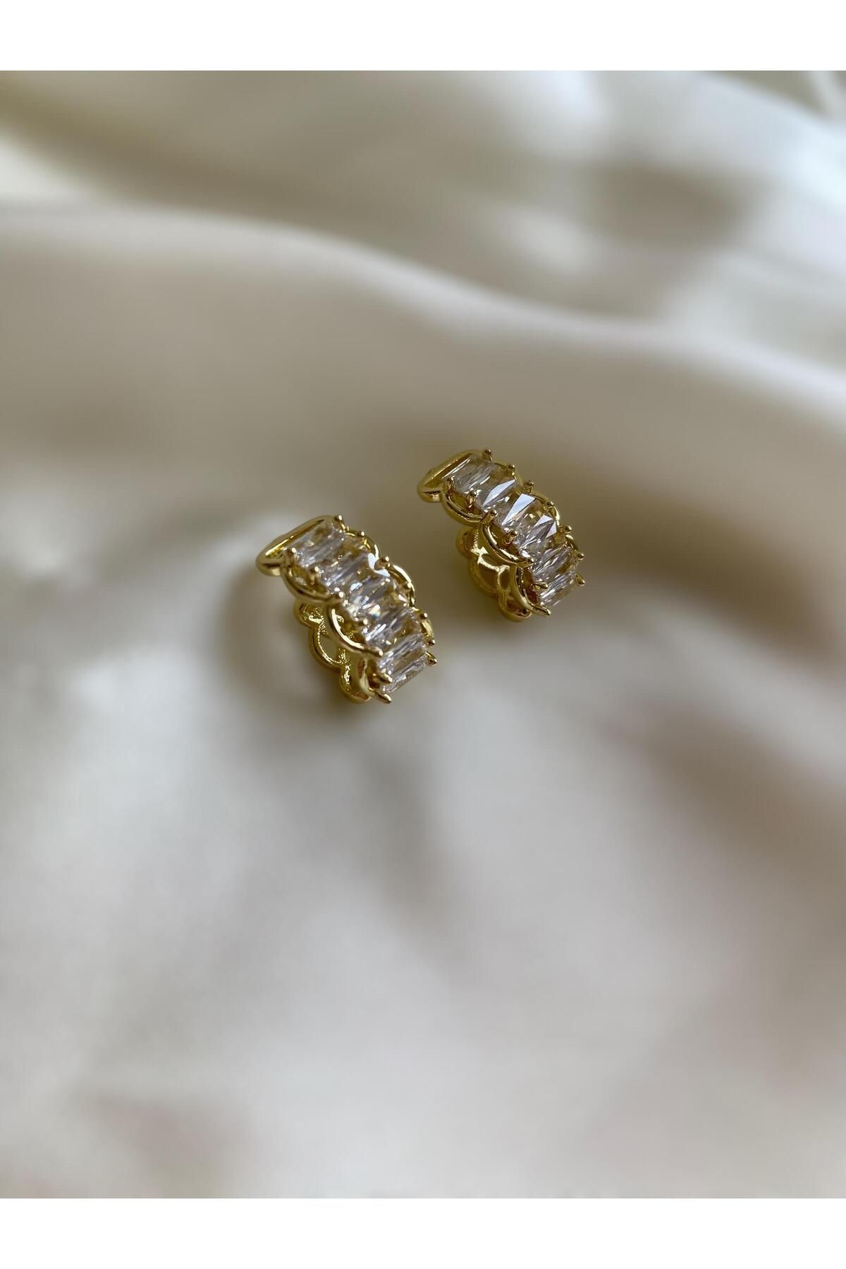 NUESSA Minimal Tasarımlı Taşlı Kadın Gold Küpe