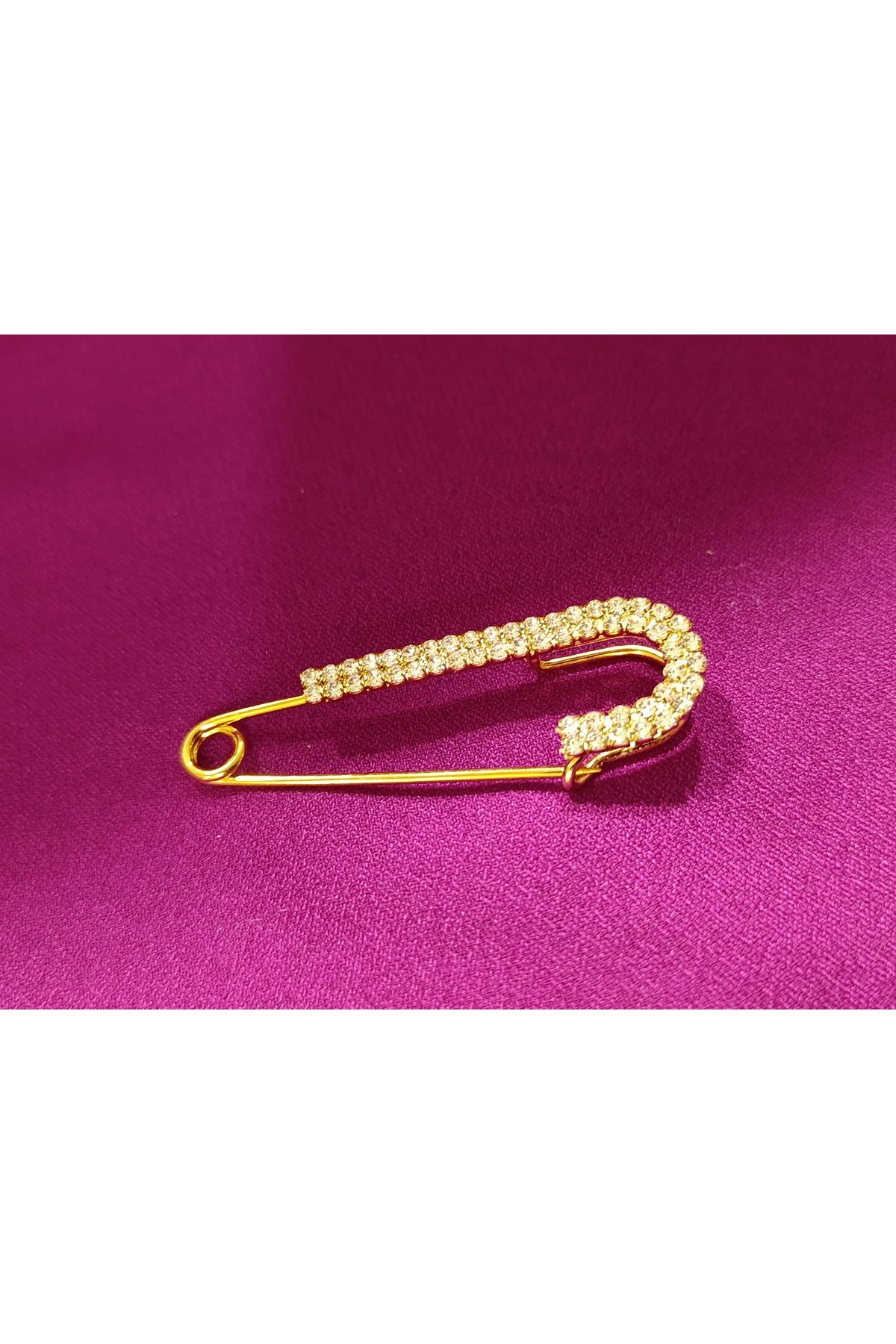 Zanora Gold Kaplama Kristal Taşlı Iskoç Iğnesi Broş