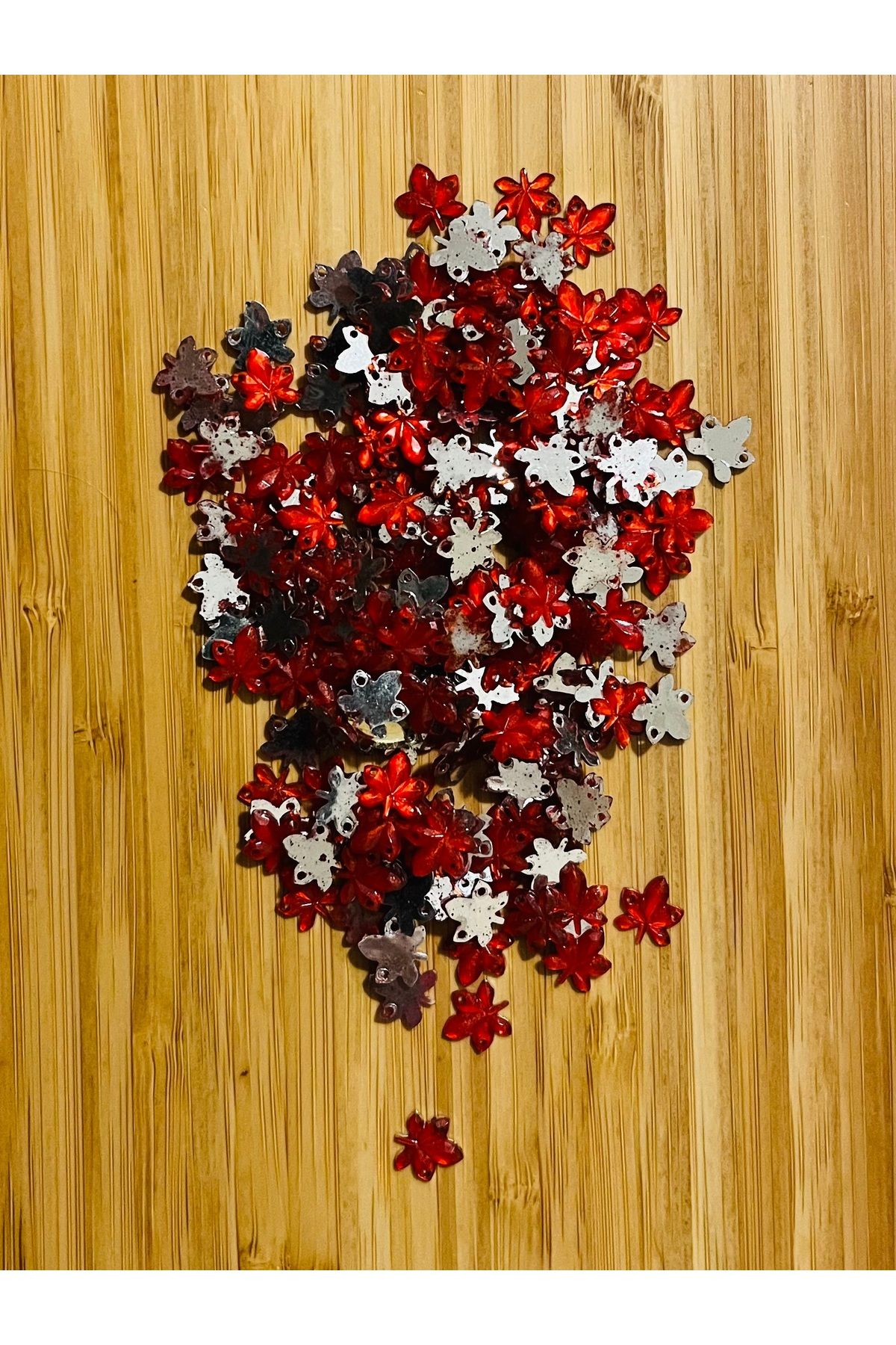 Öztürk Taş görünümlü çınar yaprağı plastik pul. Ebat:1cm. Tahmini 320-330 adet. Renk: Açık Kırmızı .