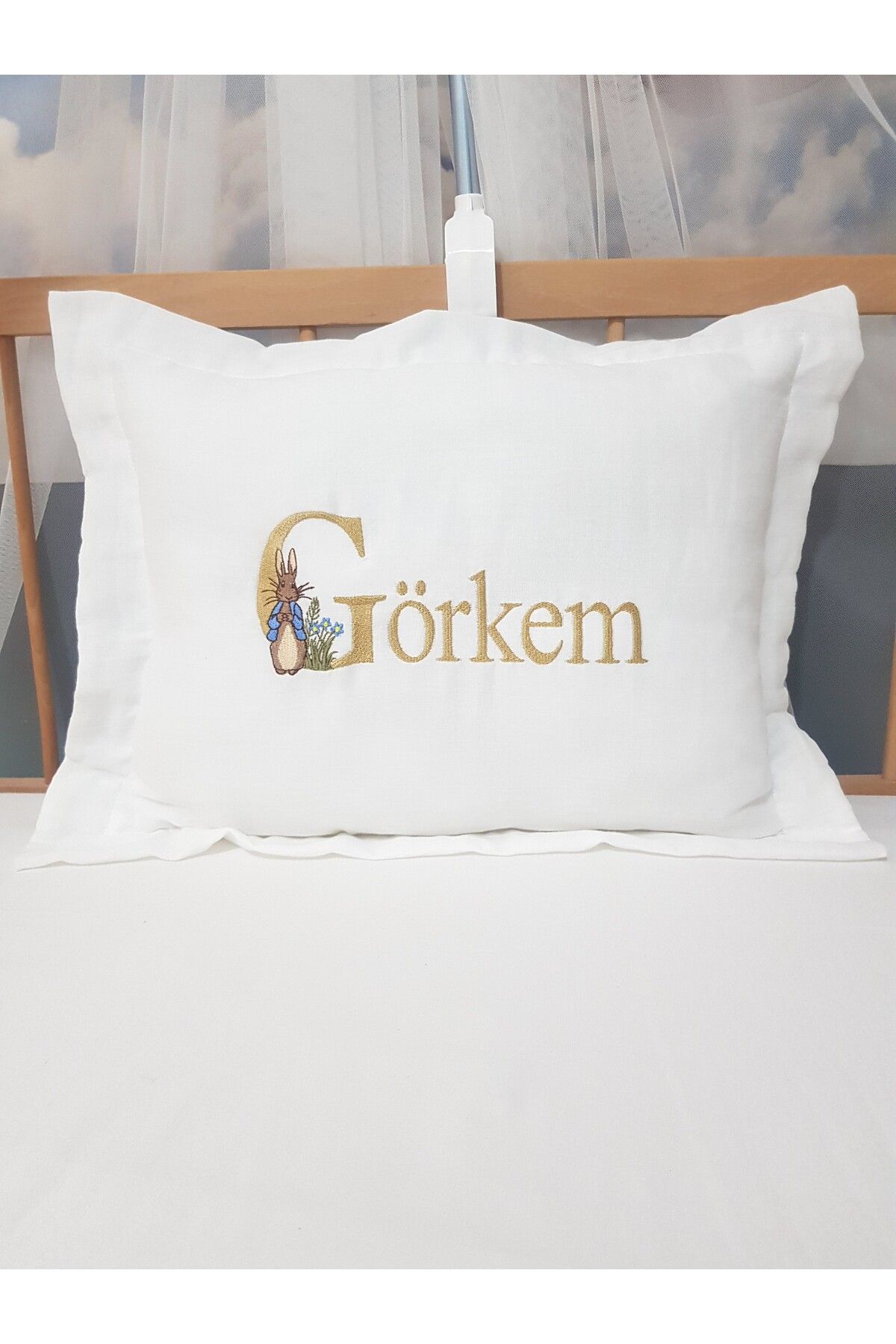 bebek iklimi Volanlı Nakışlı Müslin Kırlent Kılıfı - Isimli Bebek Yastığı - Içi Dolu Yastık