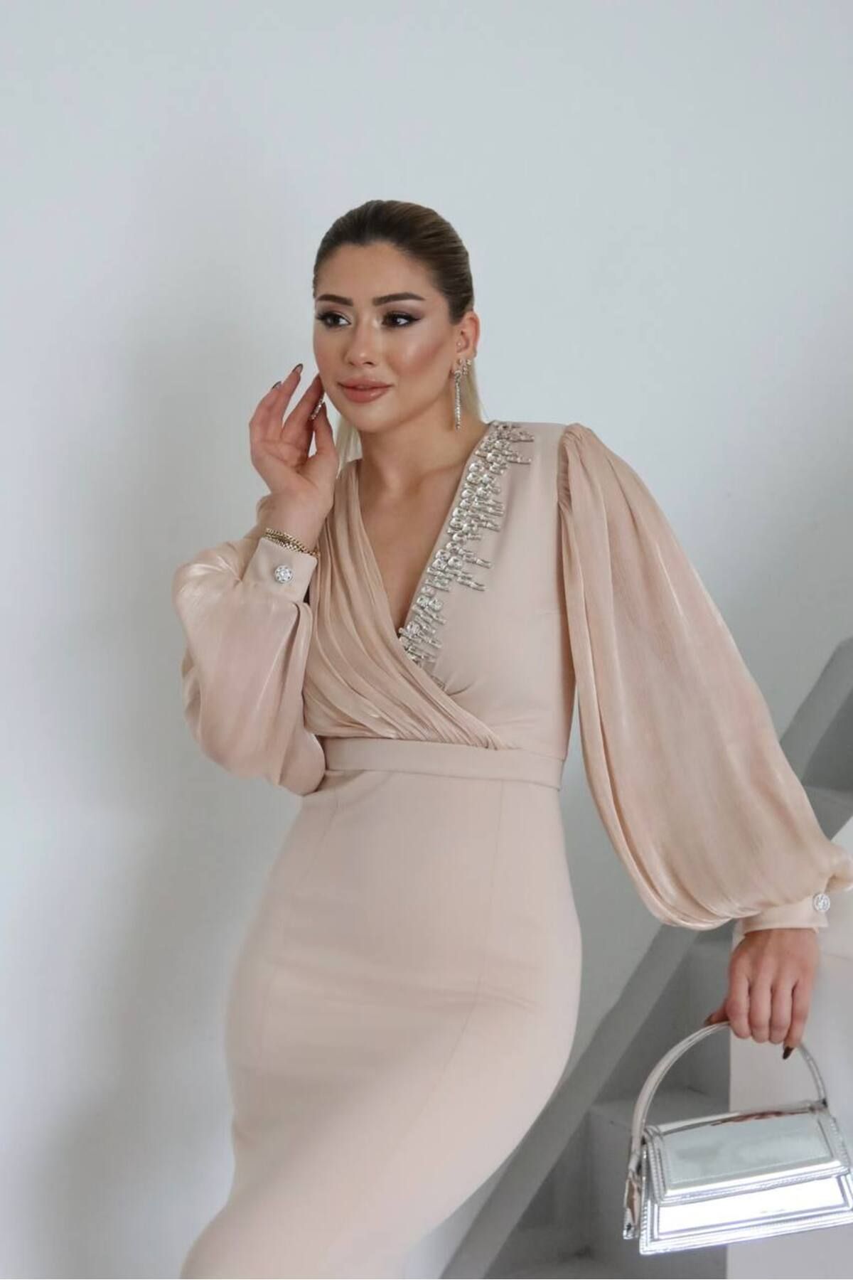 Castivo Fashion Taş Aksesuarlı Şifon Kol Balık Abiye