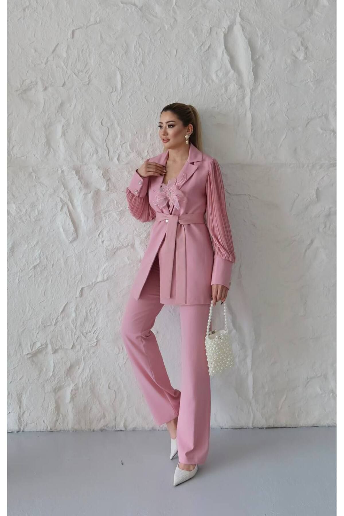 Castivo Fashion Çiçek Aplikeli Pliseli Kol Kuşaklı Şık Takım