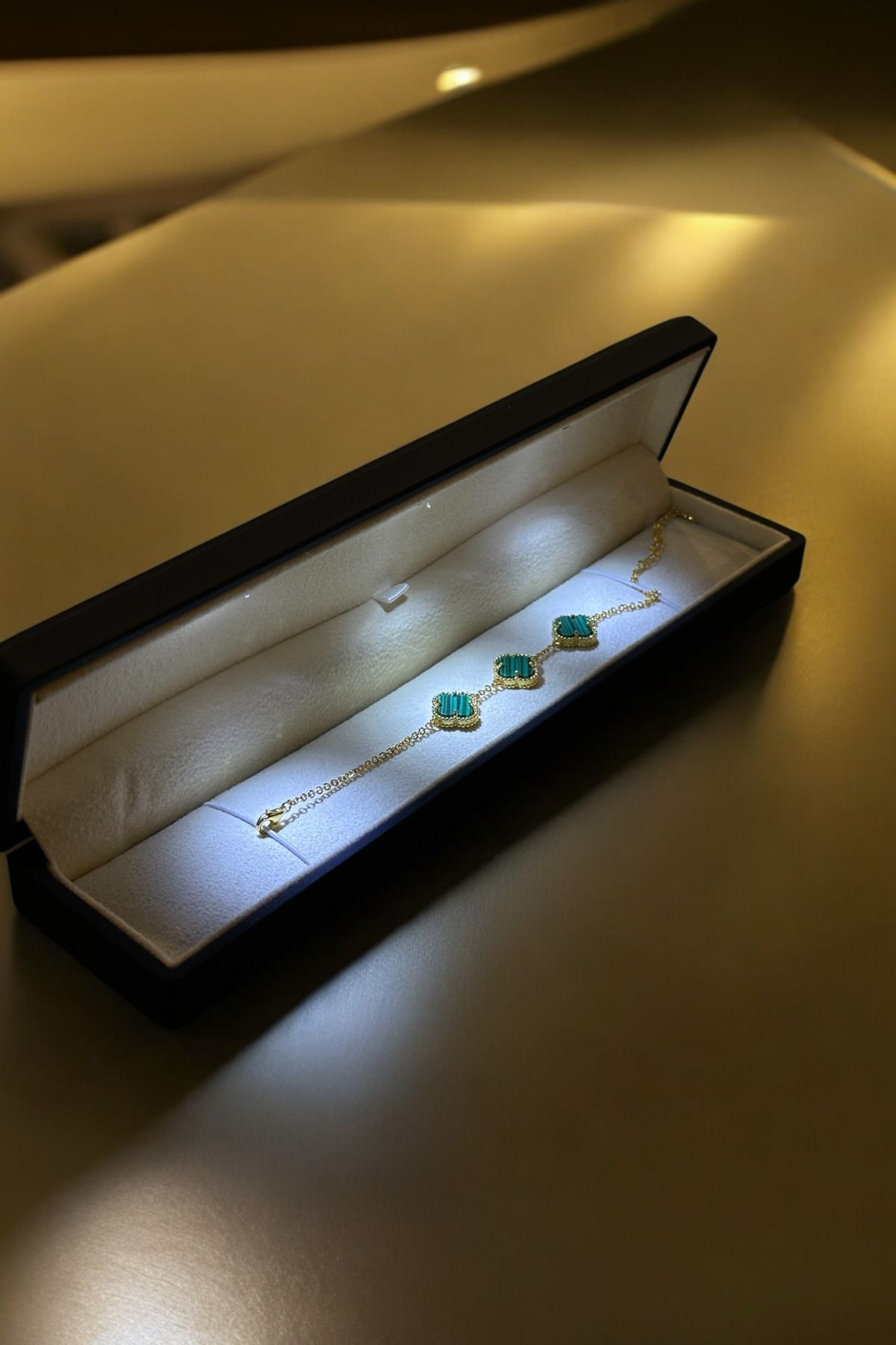 ADA LİFE GÜMÜŞ (PREMİUM IŞIKLI KUTU) 925 Ayar Gümüş 18 ayar Gold Kaplama 3 sıra Yeşil Taşlı Yonca Bileklik
