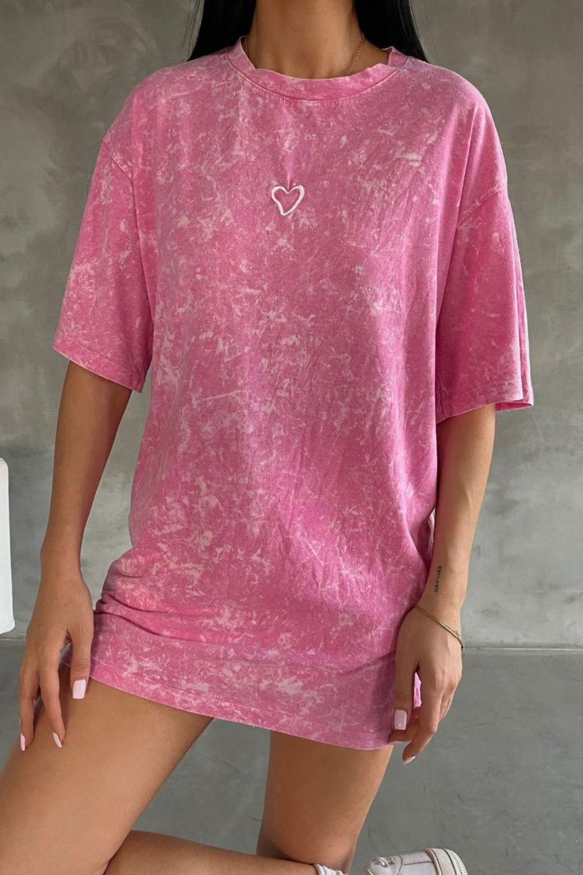 SYMPATHY Kadın Pembe Parça Boya Yıkamalı Kalp Nakışlı Bisiklet Yaka Tshirt Elbise