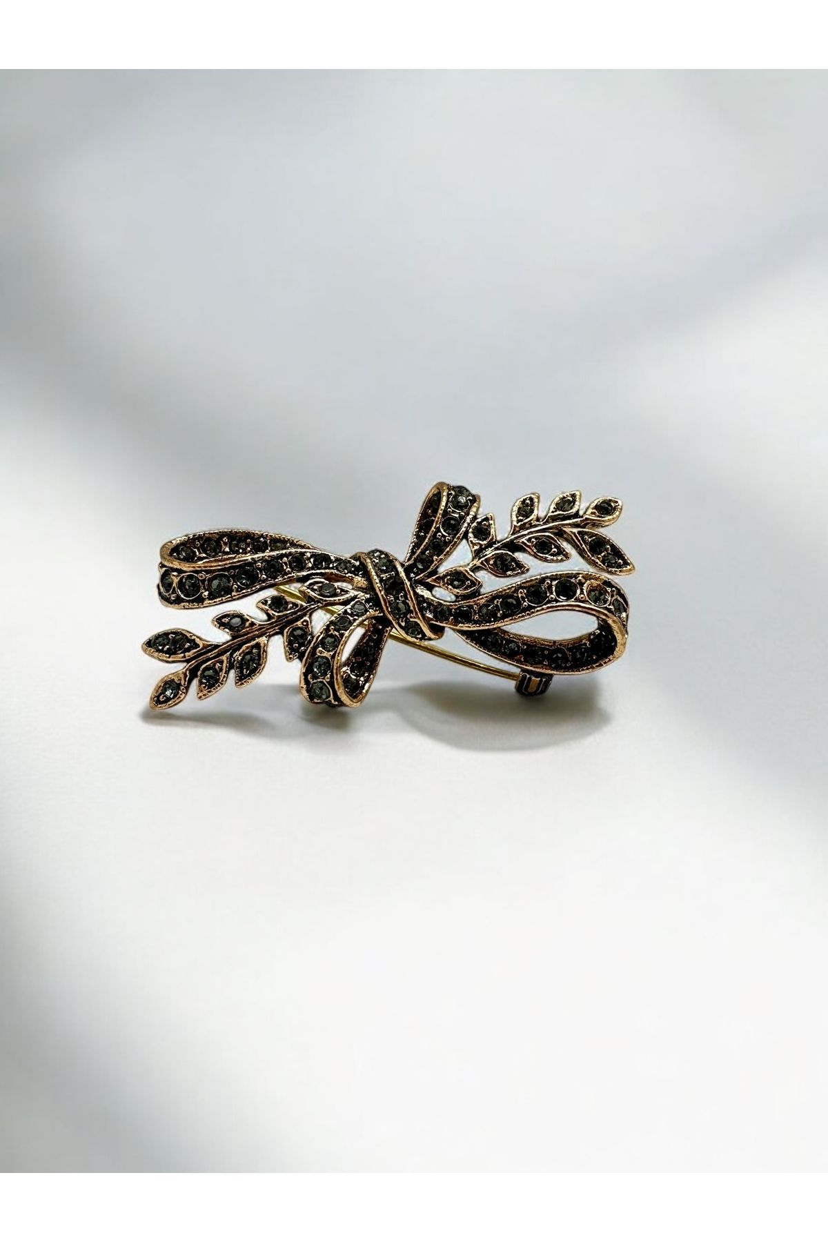 FUYA JEWELLERY Yaprak Detaylı Fiyonk Broş