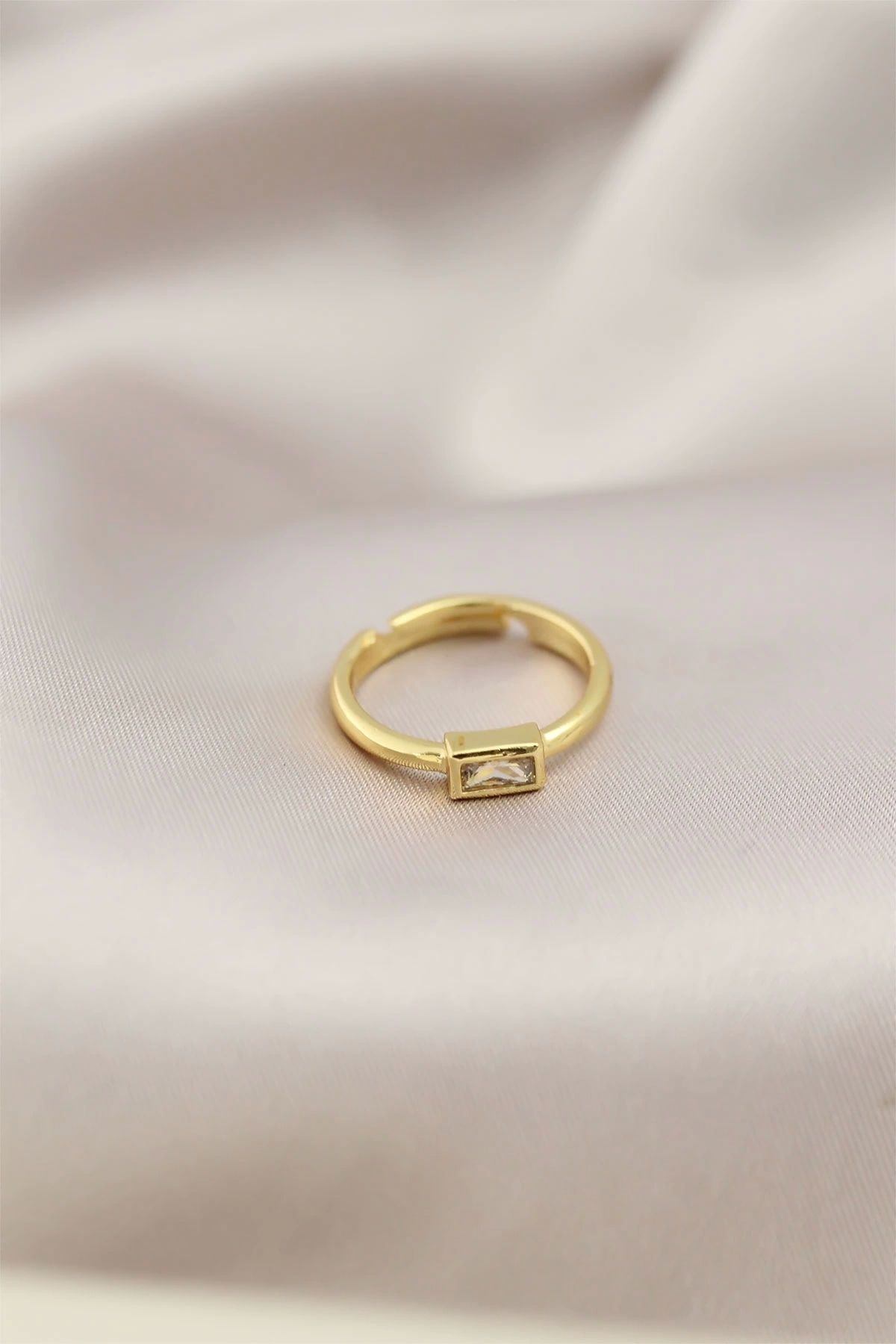 Clariss Gold Renk Metal Şeffaf Taşlı Kadın Yüzük