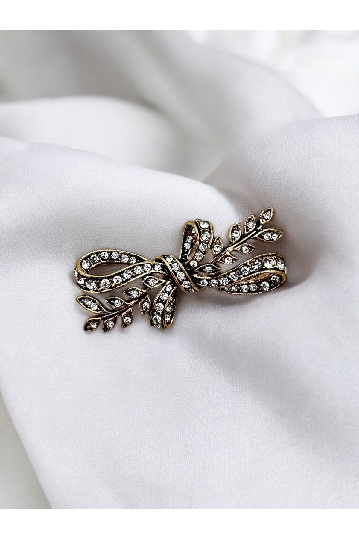 FUYA JEWELLERY Yaprak Detaylı Fiyonk Broş