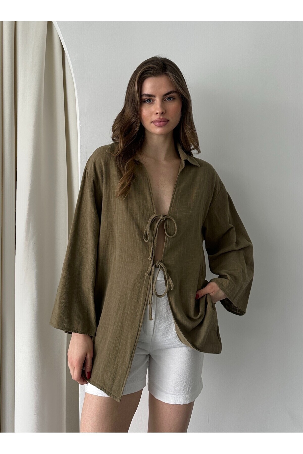 Laluvia-Olivgrüne Kimonobluse aus 100 % Leinen mit Spitzendetail – 5218 3