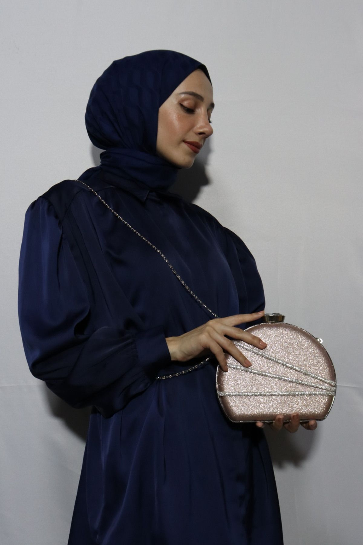BUKAWEAR Kadın Pudra Pembe Simli Gümüş Şeritli Matara Model Abiye Çanta