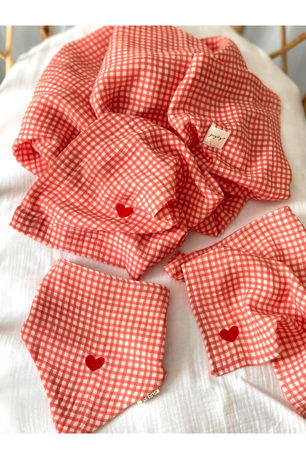 Zezig Summer Blooms Collection - Kırmızı Kalp Nakışlı Müslin Örtü-Mendil-Önlük Seti