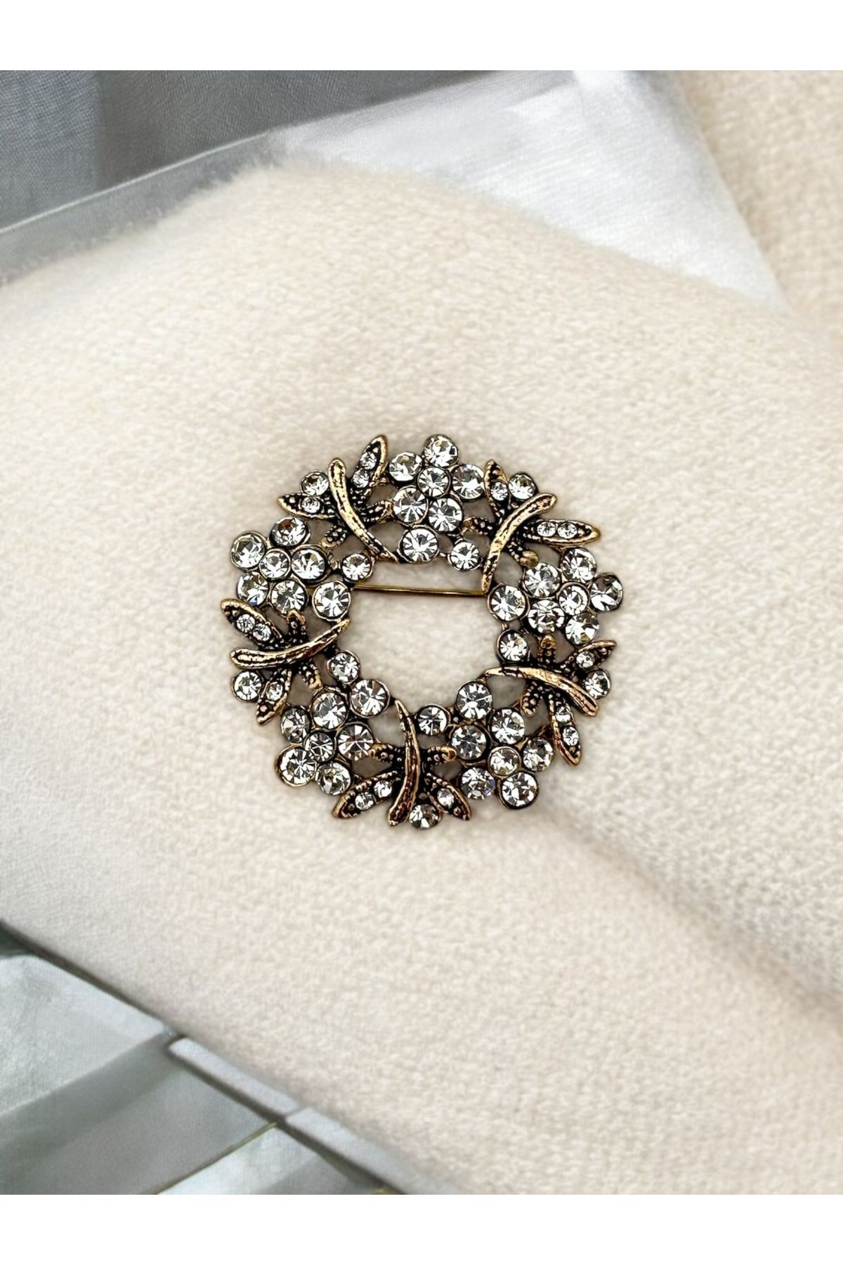 FUYA JEWELLERY Taşlı Çelenk Desenli Broş
