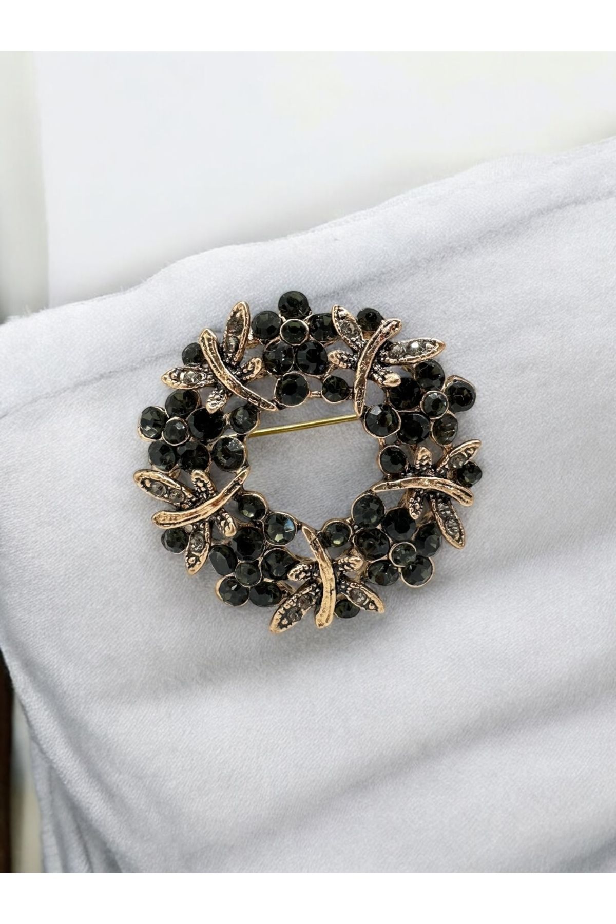 FUYA JEWELLERY Taşlı Çelenk Desenli Broş