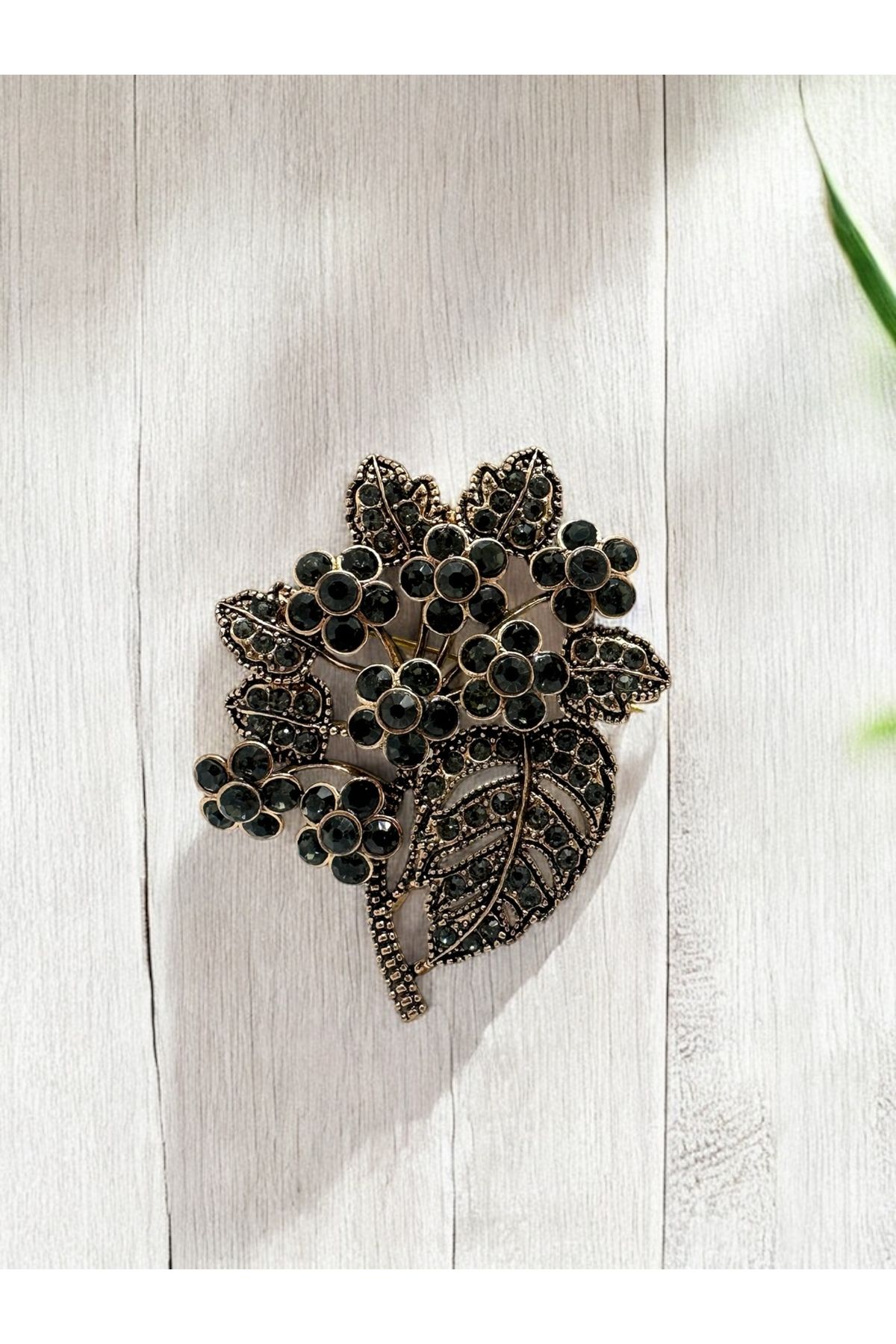 FUYA JEWELLERY Yaprak Detaylı Çiçek Broş