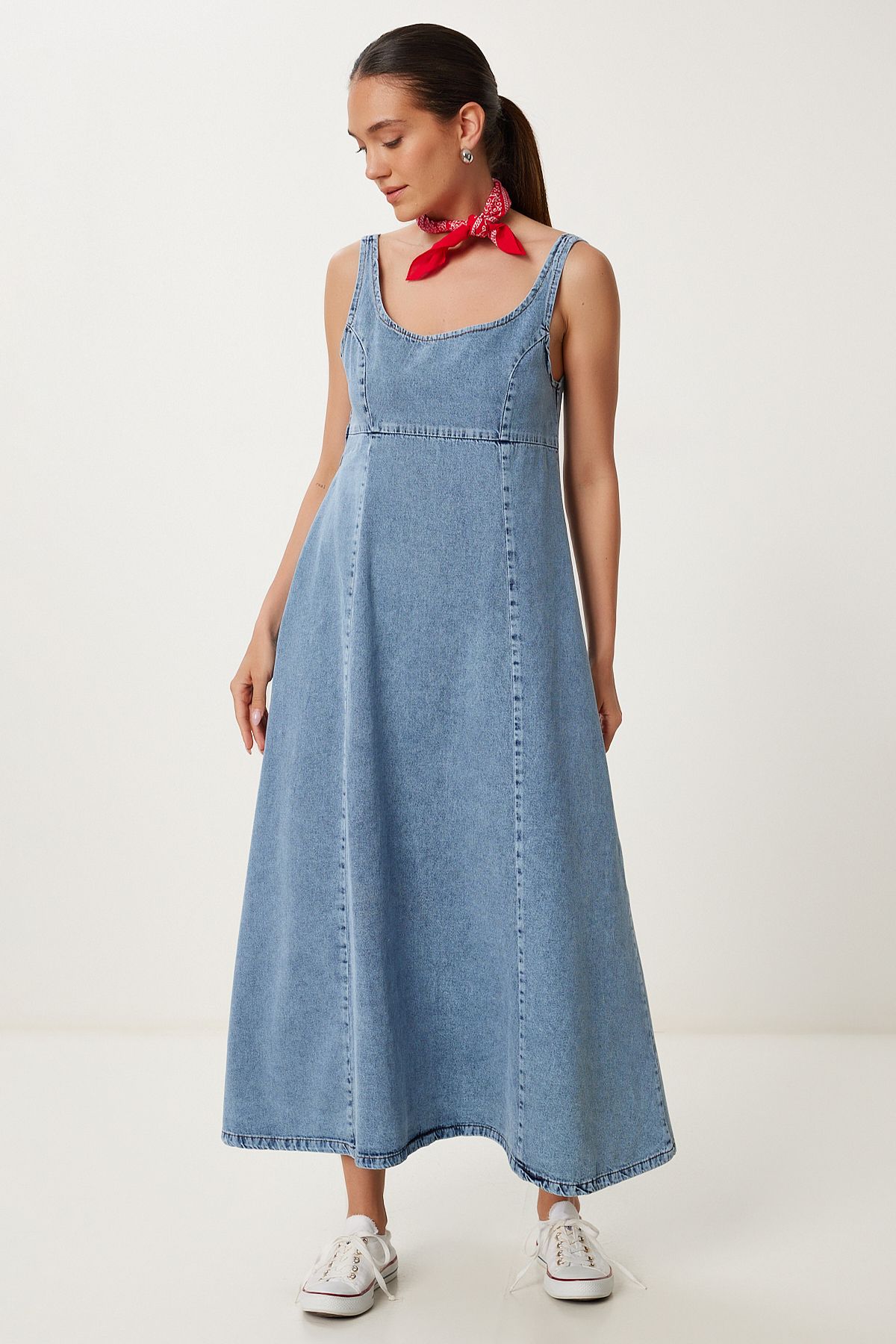 Lovelyİstanbul U Yaka Askılı Uzun Çan Formlu Denim Elbise AÇIK MAVİ LRV0098