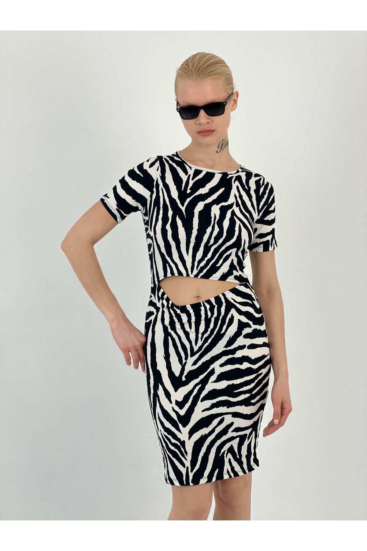 So Sweet Kadın Göbeği Açık Zebra Desenli Siyah Ekru Kısa Elbise