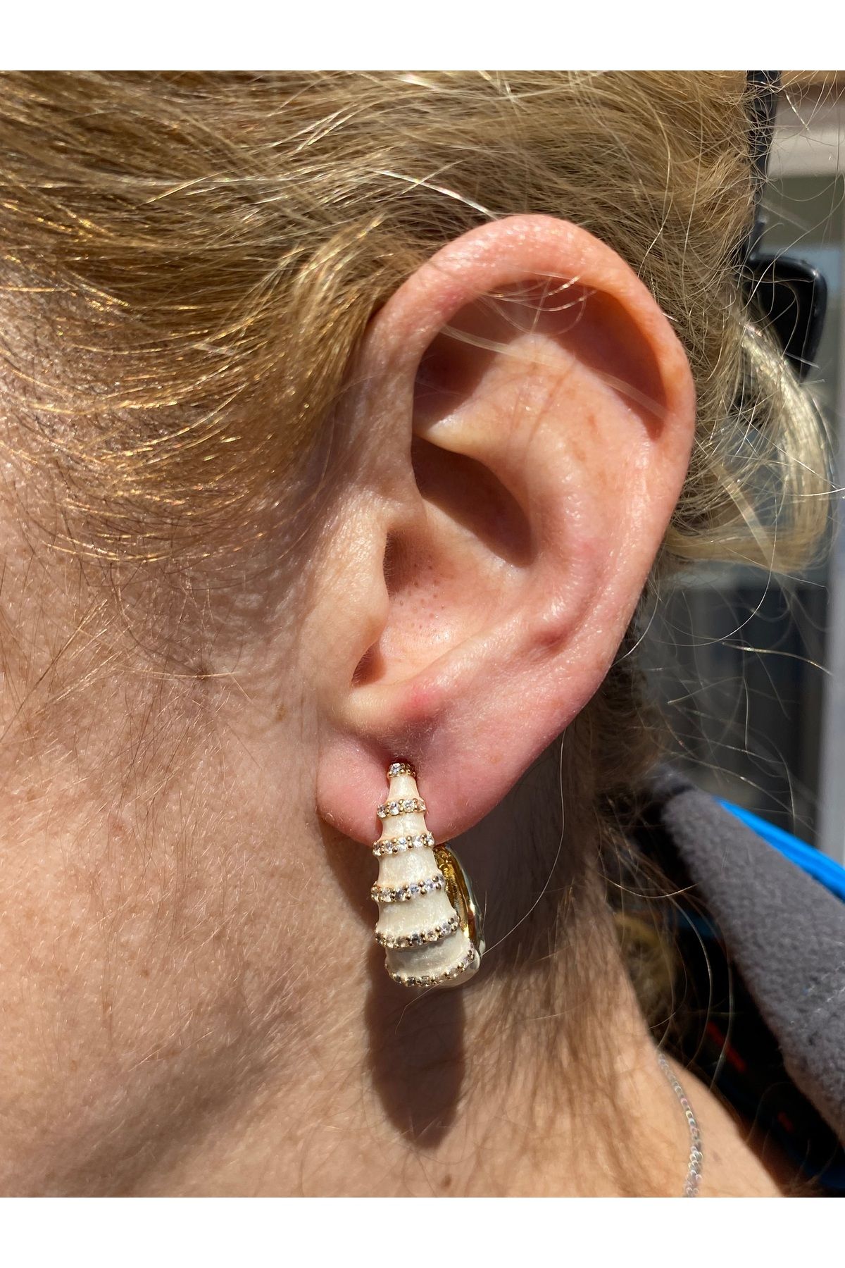 Jiji Jewelery Deniz Kabuğu / Atı Sıra Zirkon Taşlı Beyaz Tasarım Altın Renk Paslanmaz Çelik Küpe