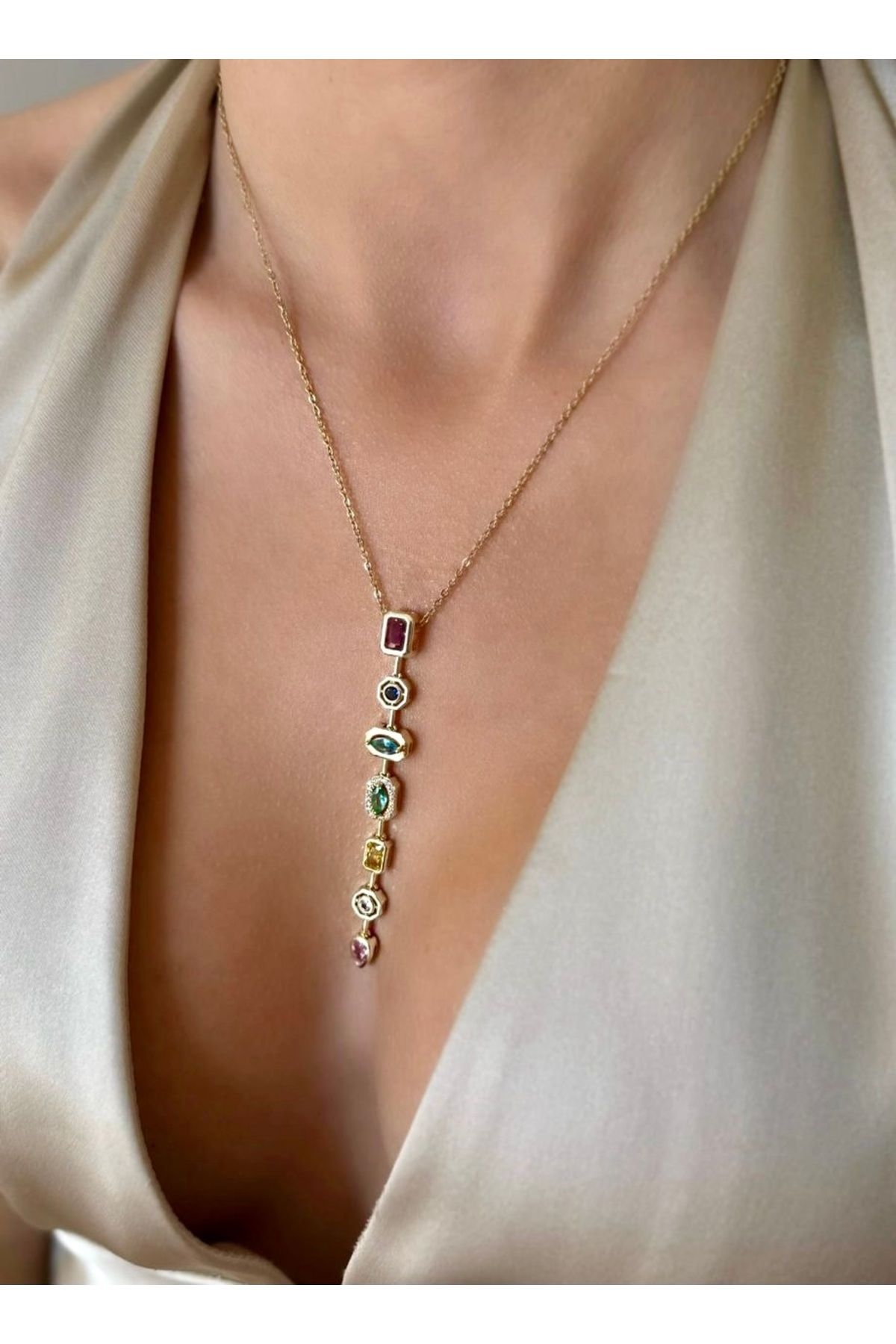 Store Yedi Taşlı Geometrik Kolye – Renkli, Altın Kaplama, Zarif Model