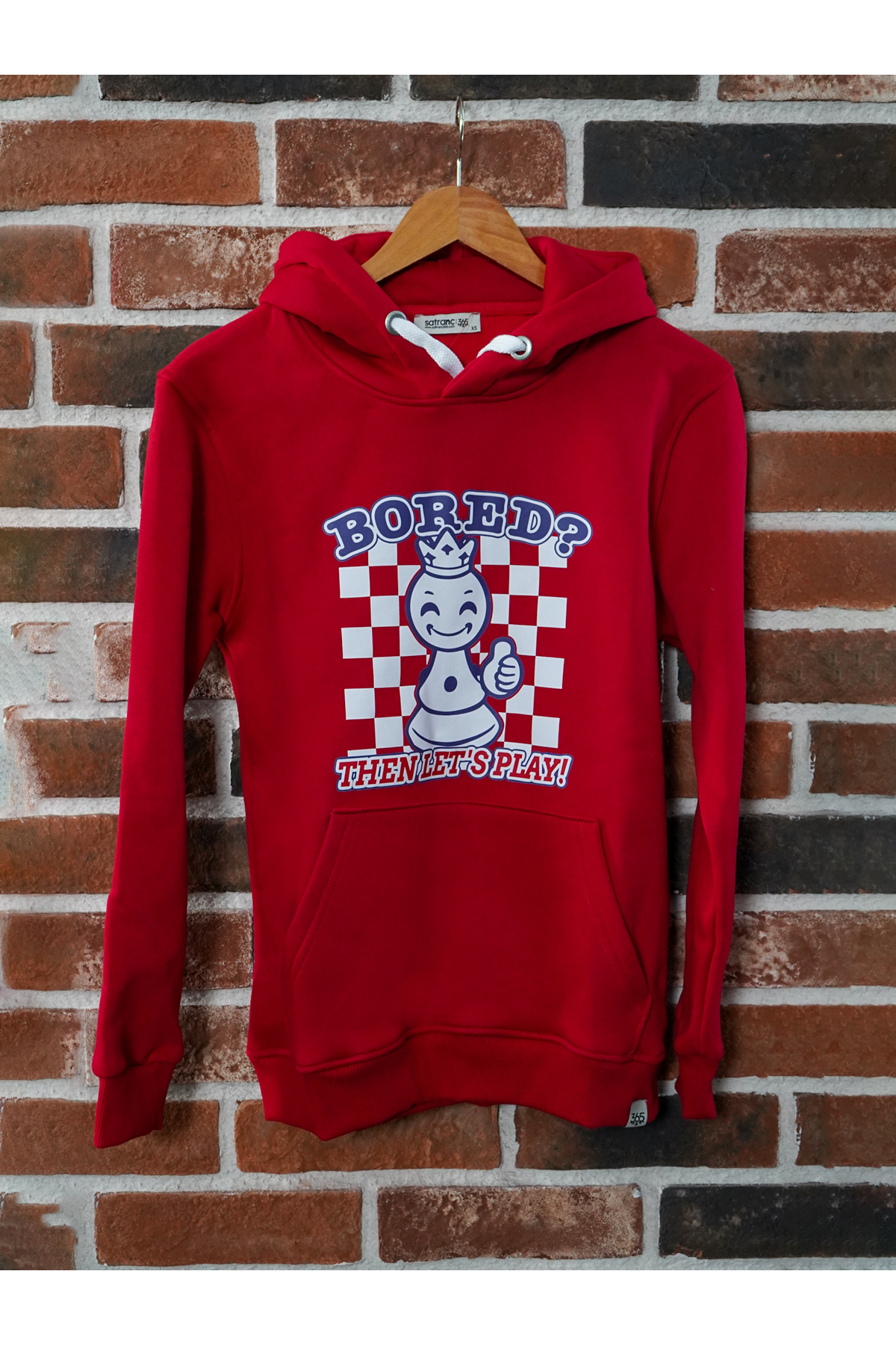 Çocuk Kırmızı Satranç Temalı Kapüşonlu Sweatshirt – BORED? THEN LET’S PLAY! resmi