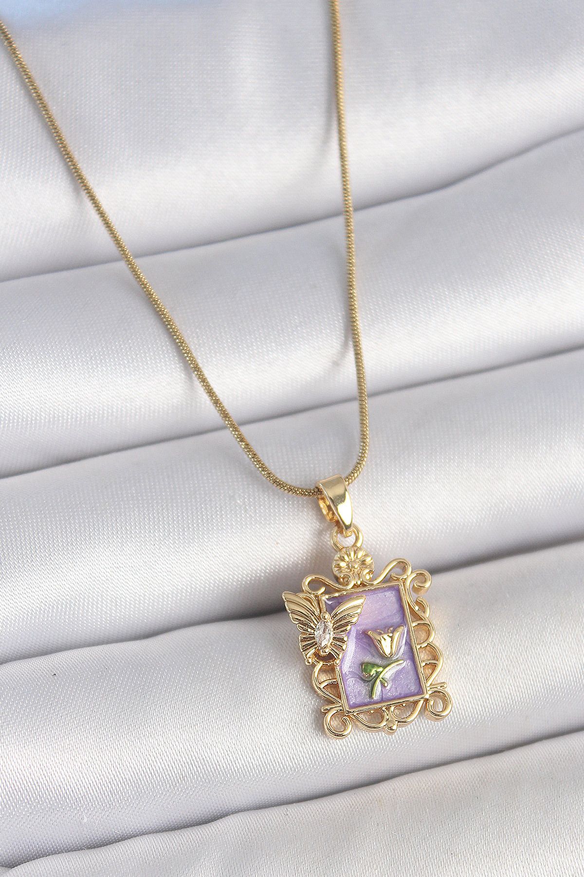 callerrons accessories Gold Renk Zincir Mor Mineli Çiçek İşlemeli Zirkon Taşlı Kelebek Detay Portre Model Kadın Kolye - EBJ