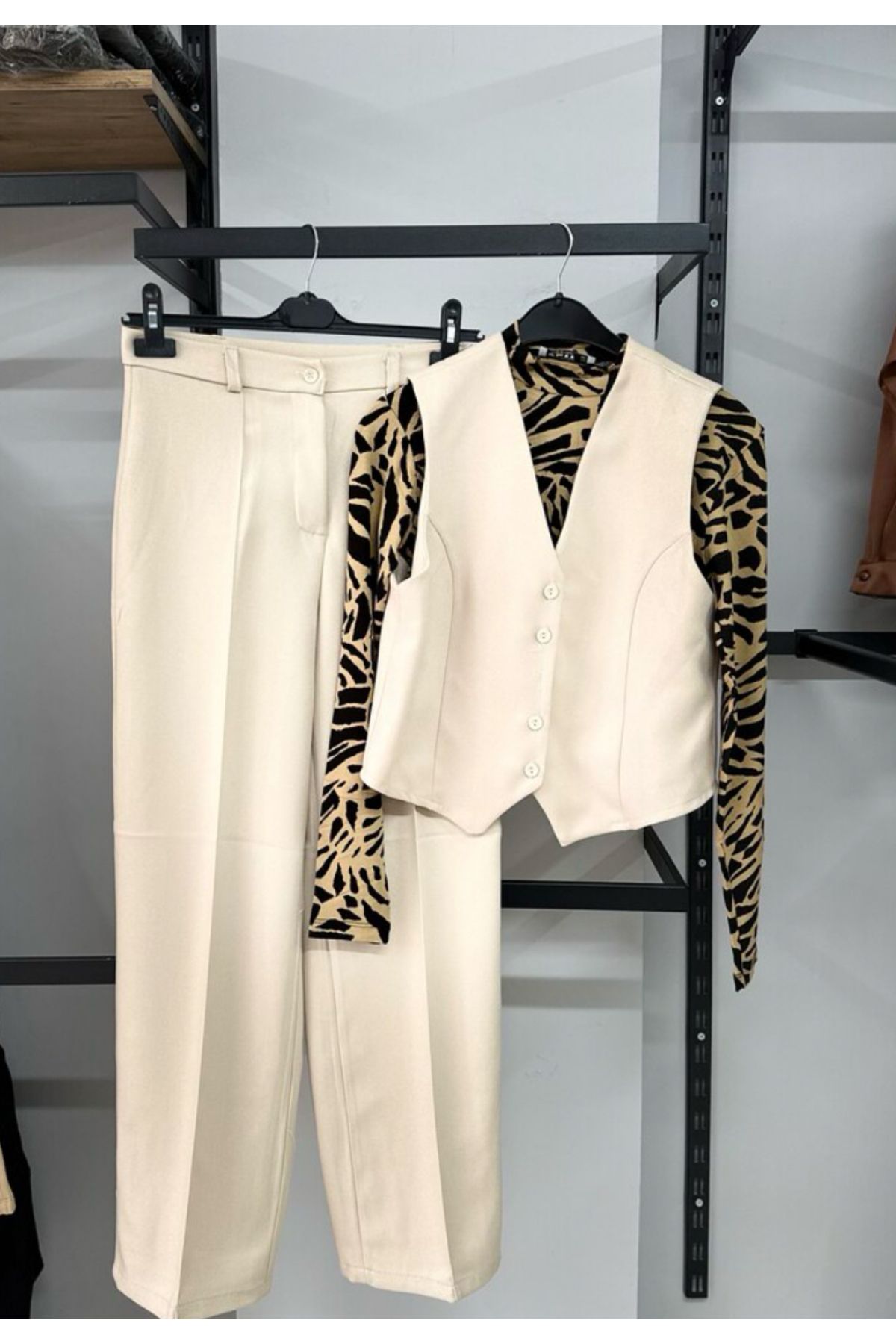 Style krem yelekli takım