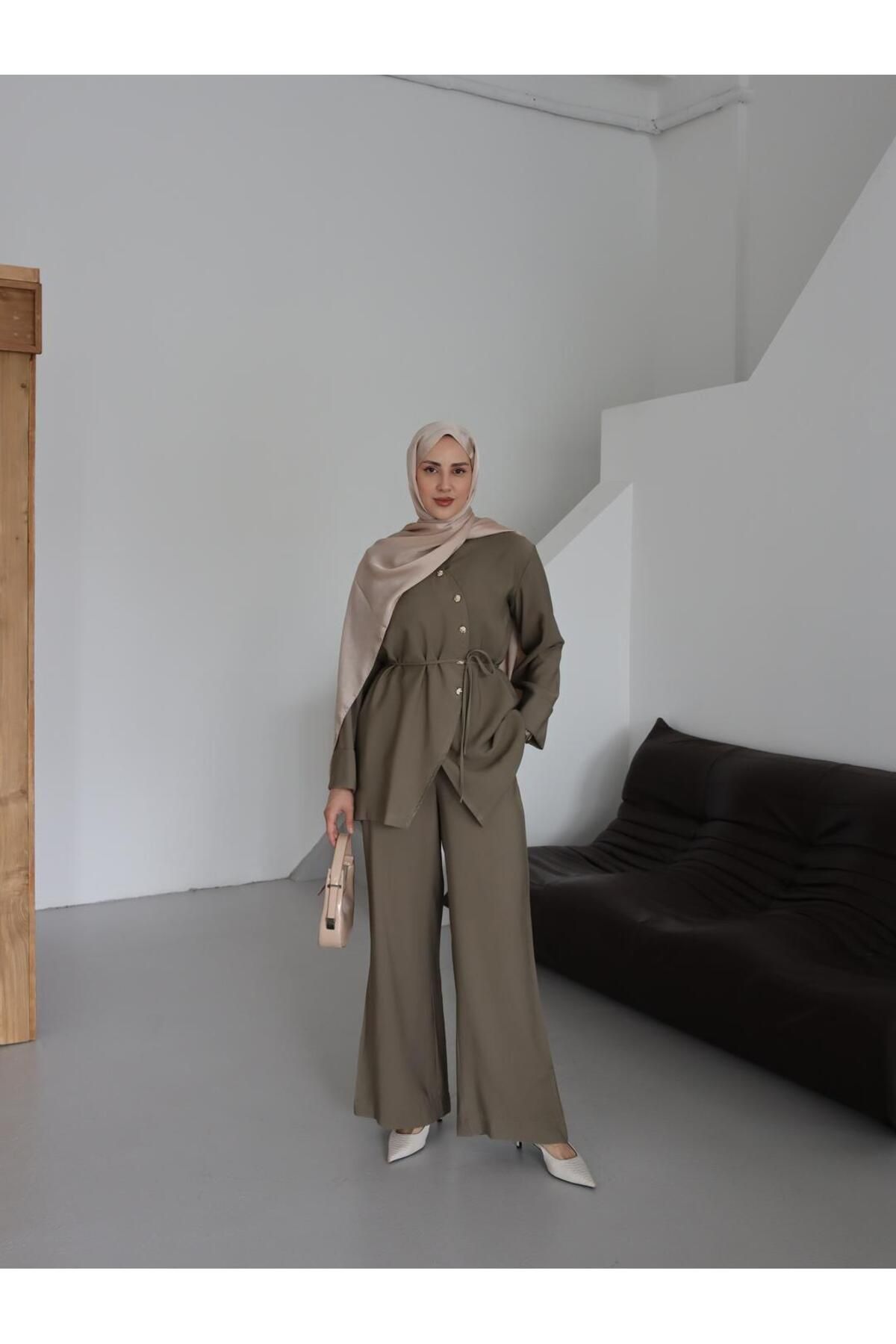 modatavil Yandan Düğme Detaylı Tesettür Takım