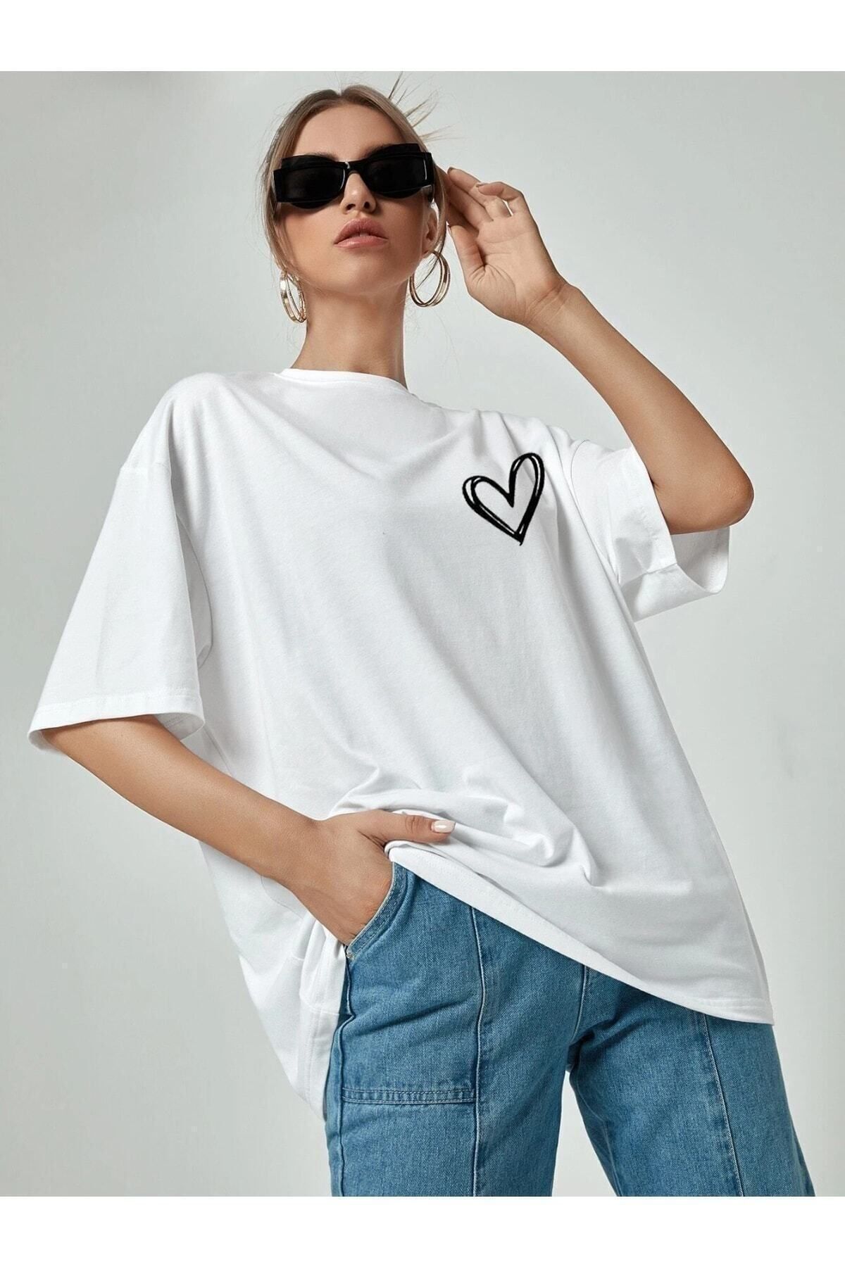 donamod Minimal Kalp Baskılı Beyaz Oversize Tshirt