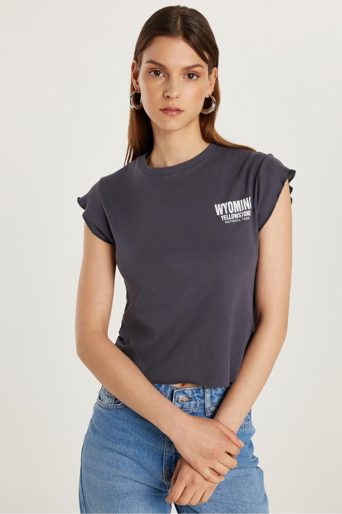 Tudors Kadın Slim Fit Ribanalı Baskılı %100 Pamuk Bisiklet Yaka Füme Tişört