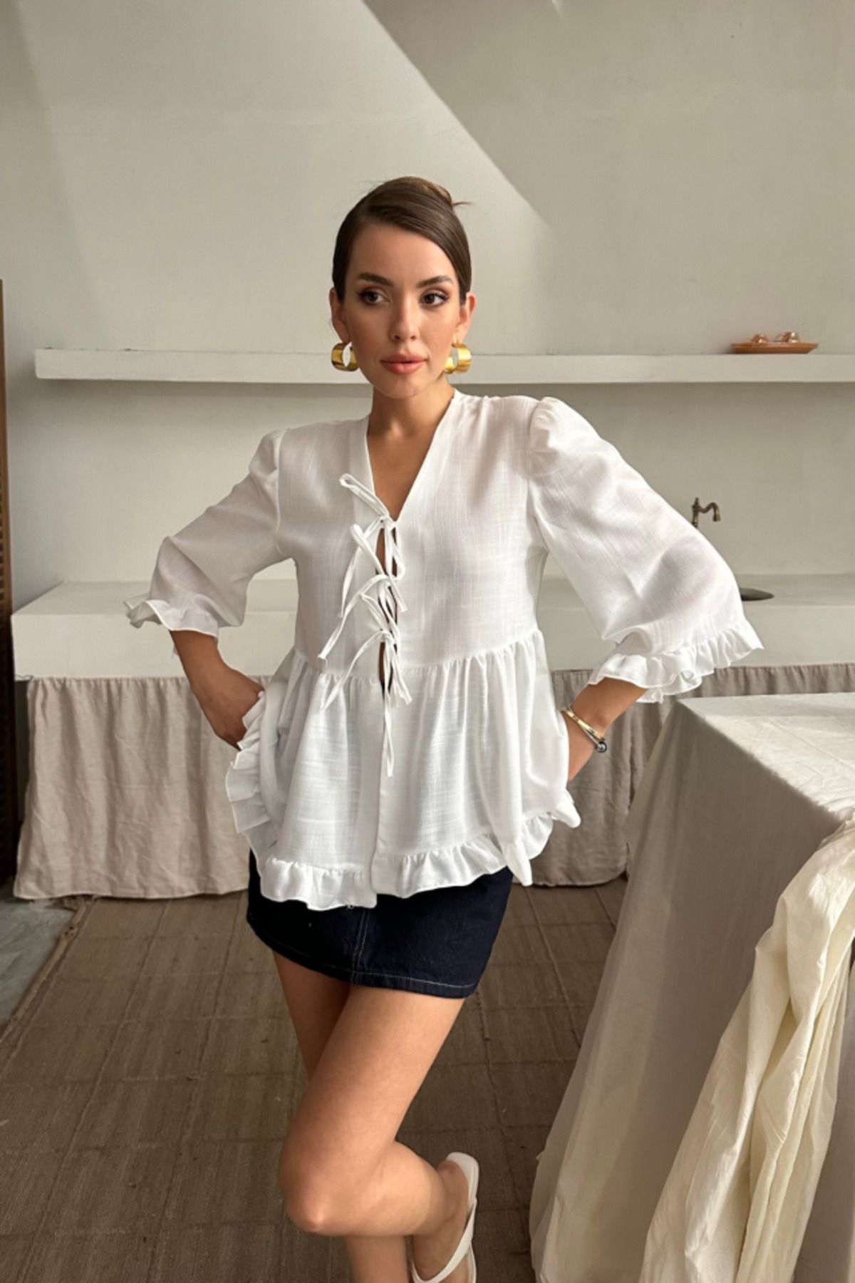 VELİZADE V Yaka Fırfır Detaylı Bağlamalı Fiyonk Detaylı Konfor Modeli Oversize 4 Mevsim Regular Bluz Beyaz