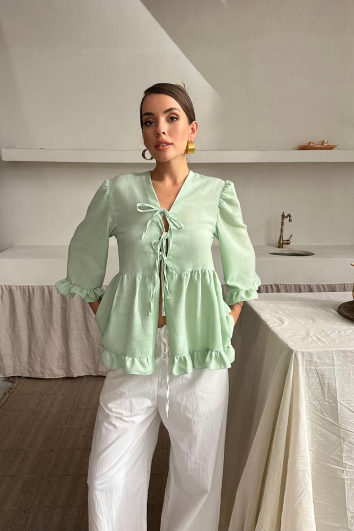 VELİZADE V Yaka Fırfır Detaylı Bağlamalı Fiyonk Detaylı Konfor Modeli Oversize 4 Mevsim Regular Bluz Yeşil