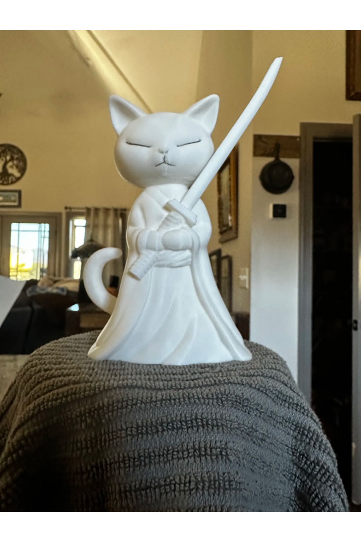 3DLİ Samuray Kedi 18cm – Sessiz Savaşçı - hediyelik kedi figürü biblo ve obje