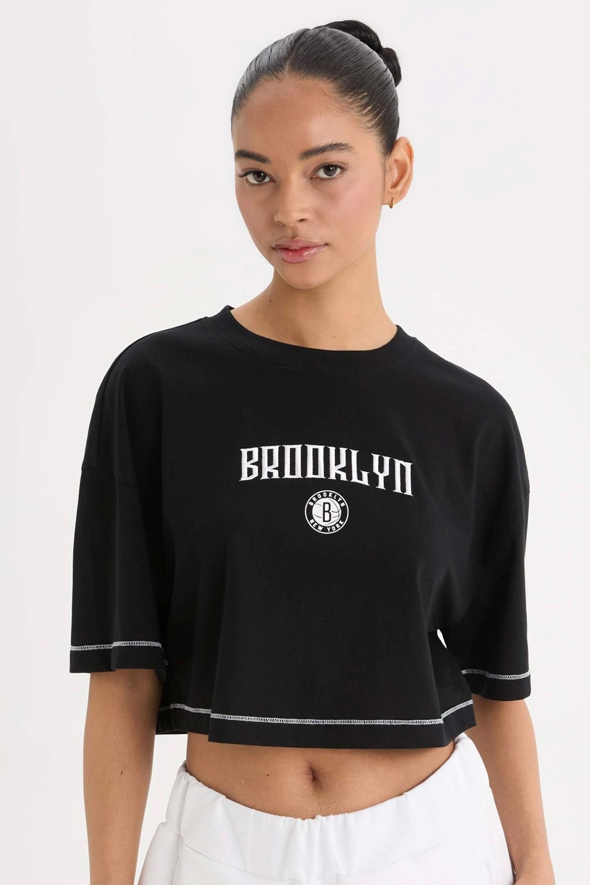 DeFacto B9953 Siyah DeFactoFit NBA Brooklyn Nets Cropped Fit Bisiklet Yaka Kısa Kollu Tişört