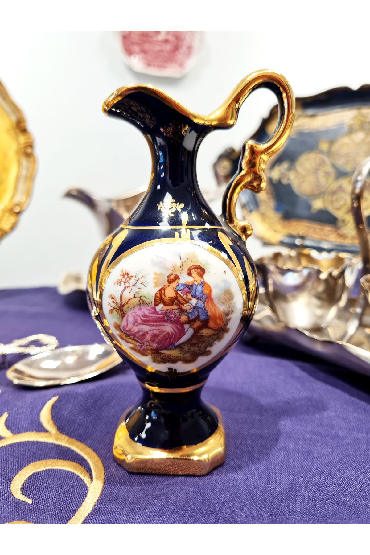 EL YAPIMI Koleksiyonluk La Reine France Kobalt Mavisi Romantik Desenli Altın İşlemeli El Boyaması Küçük Vazo